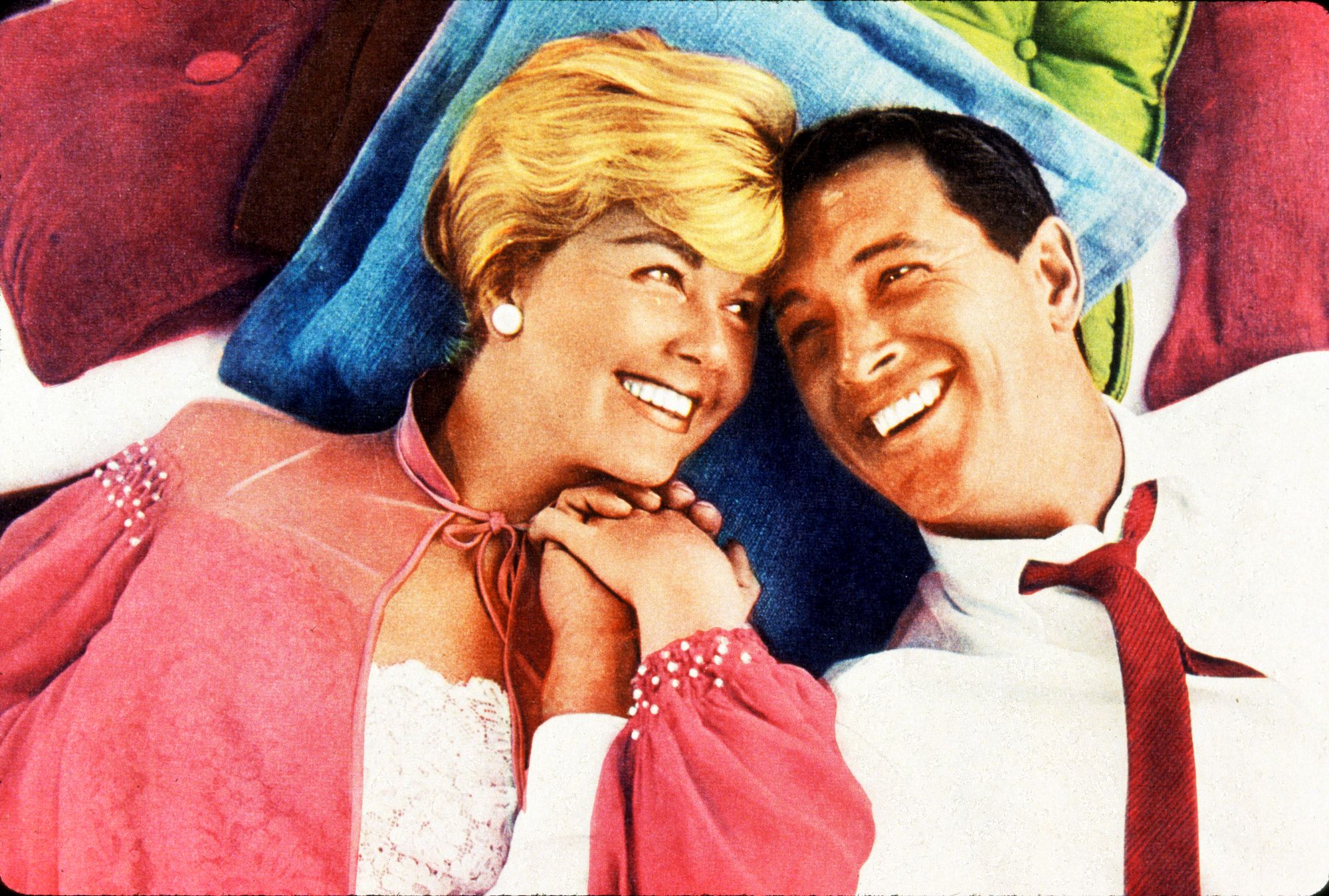 Elokuvan Kaikki alkoi puhelimesta (1959) tähtipari Doris Day ja Rock Hudson olivat hyviä ystäviä myös valkokankaan ulkopuolella. ©  Shutterstock