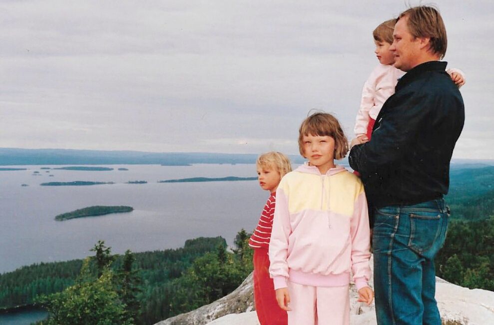 Jukka-isän kanssa Kolilla. Jatta (vas.), Jaana ja Jenna ihastelemassa maisemia. © Kinnusen kotialbumi