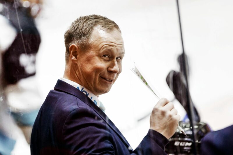 Tommi Niemelän mielestä Suomella ei ole varaa kohdella ketään pelaajaa huonosti. © Lehtikuva / Roni Rekomaa