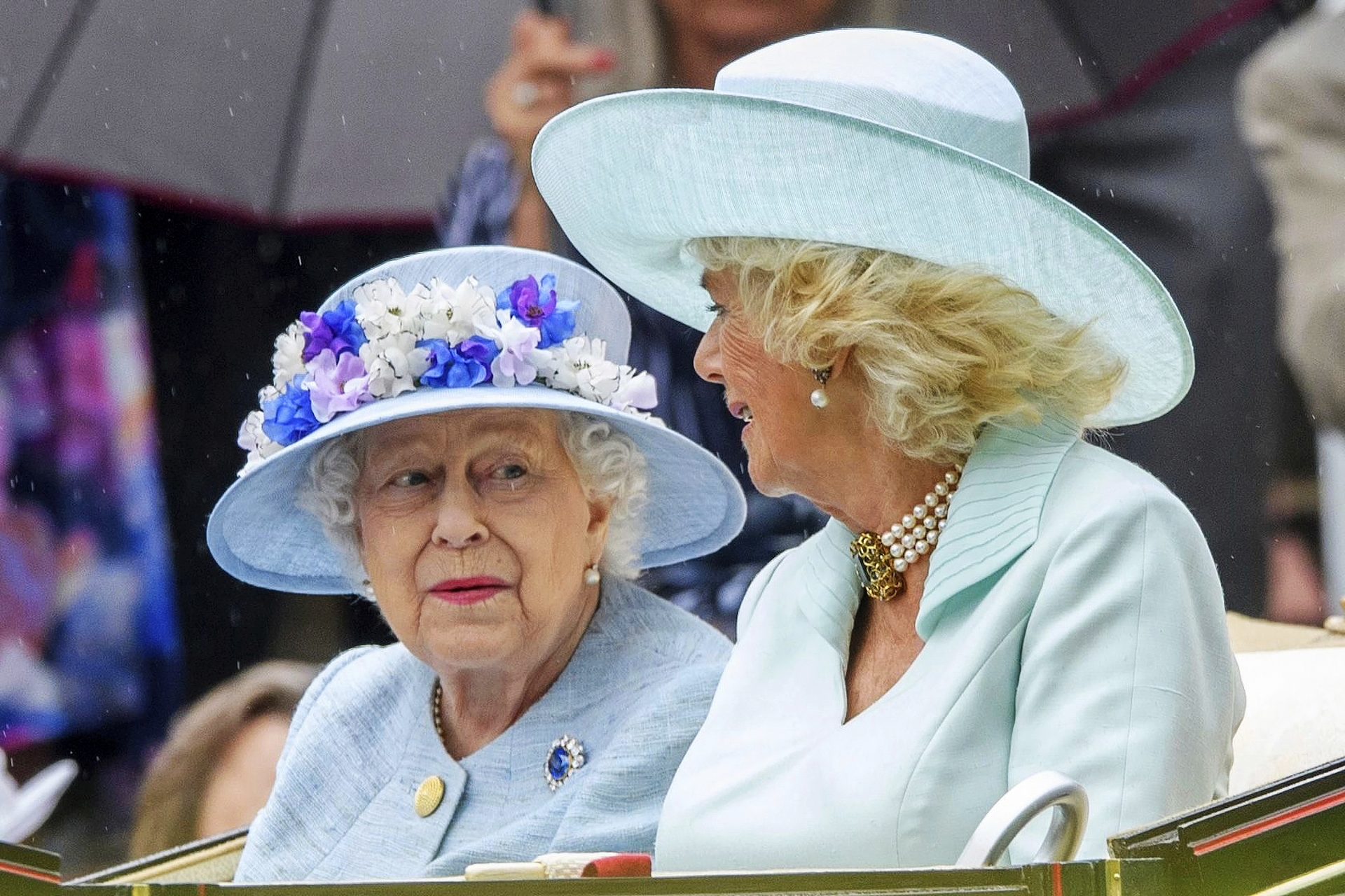 Camilla tapasi kuningatar Elisabetin ensimmäisen kerran vuonna 2000. Lyhyestä kohtaamisesta huolimatta Elisabet toivoi suhteen päättymistä. Nykyään he edustavat yhdessä.