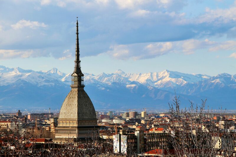 Torinon nähtävyydet kuten Mole Antonelliana kiinnostavat.