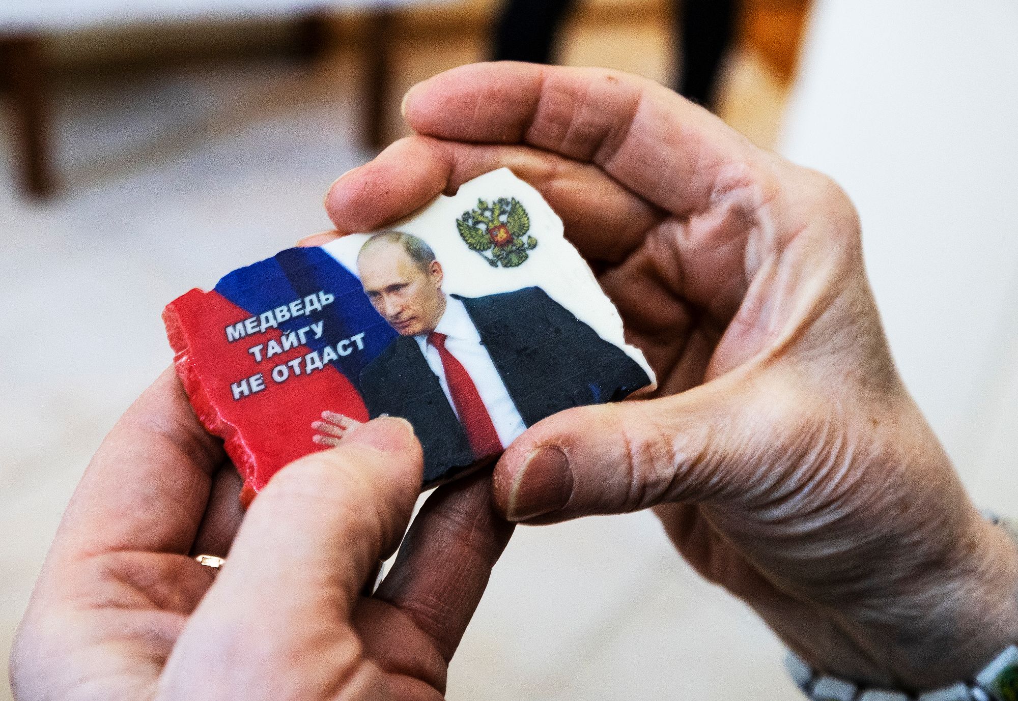 Larissa Kylliäinen kauhistuu huomatessaan, että hänellä on jääkaapin ovessa Vladimir Putin -magneetti. ”Tuo pitää ottaa pois!” © Juha Metso