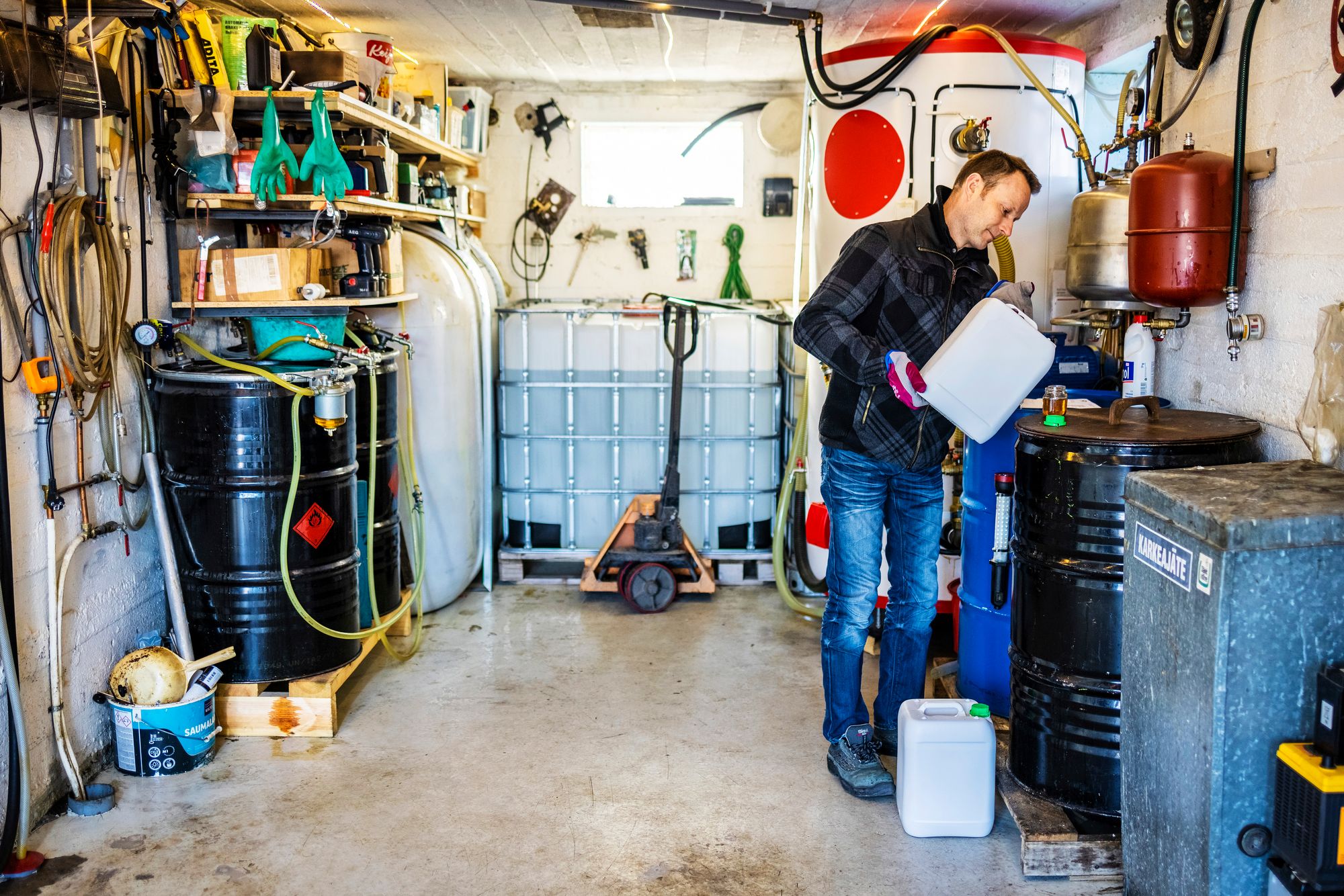 Biodieselin kotipolttoa kokeiltiin Suomessa jo 2000-luvun alussa, kun etsittiin omatekoisia polttoaineita. © Akseli Muraja