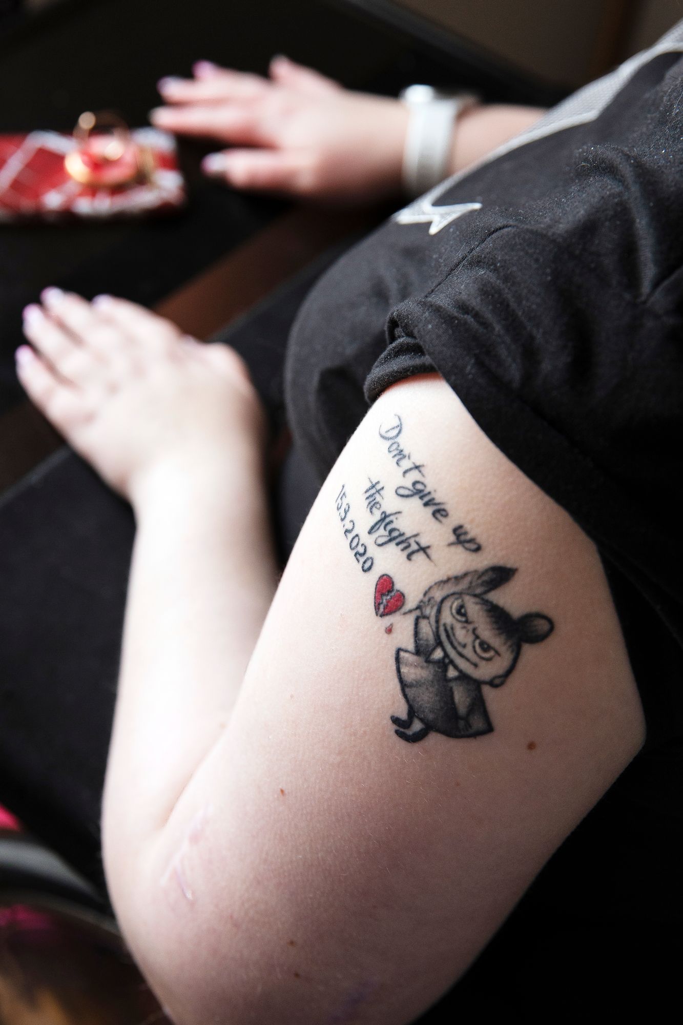 Tatuointi ja siinä oleva sulka muistuttaa Veeraa Ilmarista. © Elina Siira