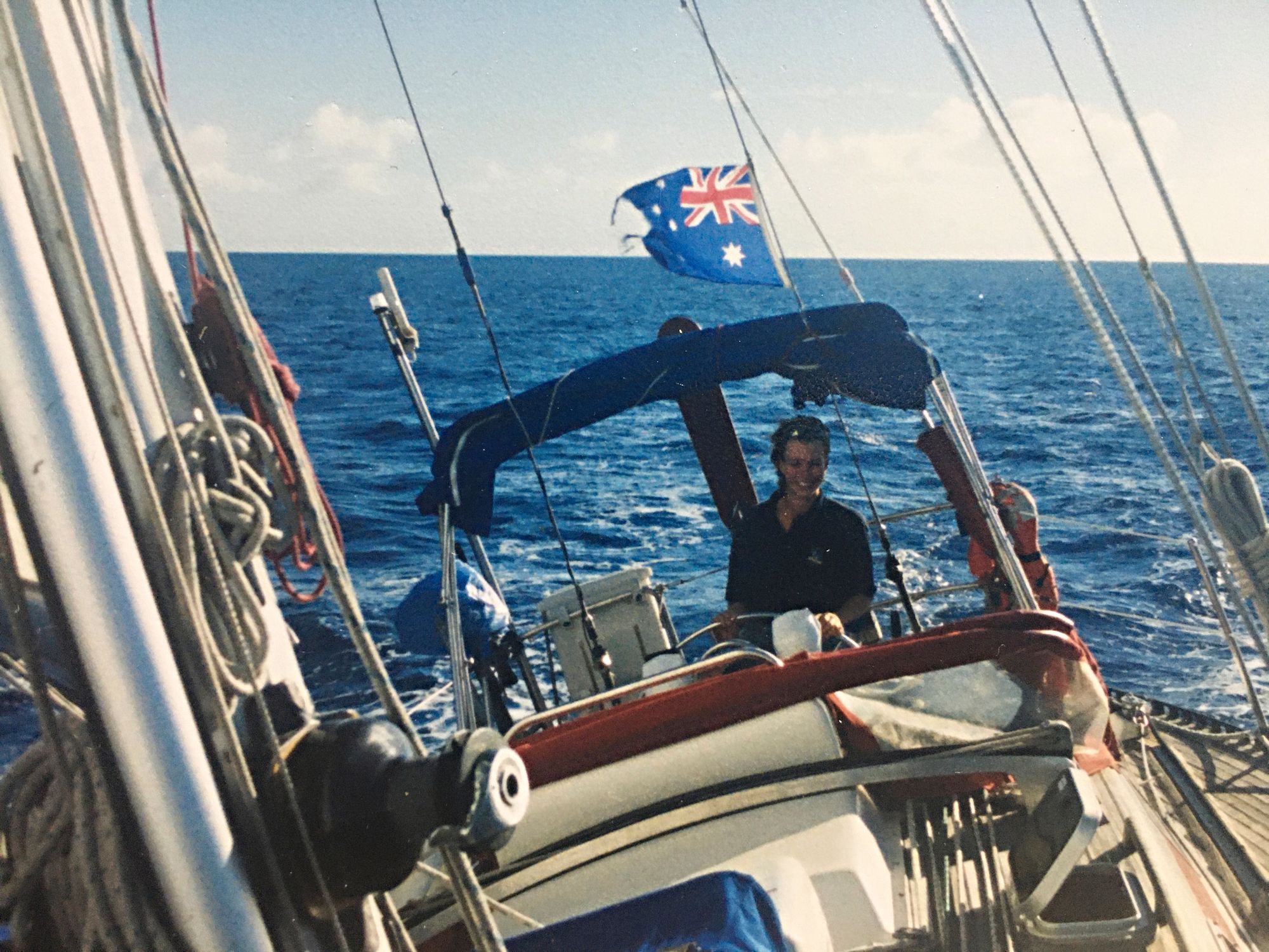 Avopari purjehti Australian lipun alla. Pisin reitti kulki Kanarialta Australiaan ja kesti kolme ja puoli kuukautta. © Katariinan kotialbumi
