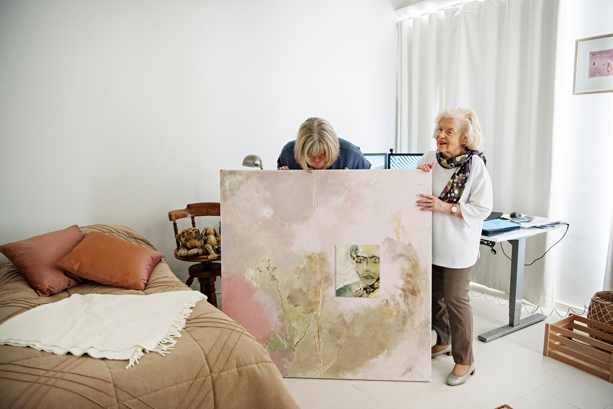 Pirjo antoi Aislan työhuoneen seinälle Jouni Vuorenojan maalauksen Total stranger. © Susa Junnola