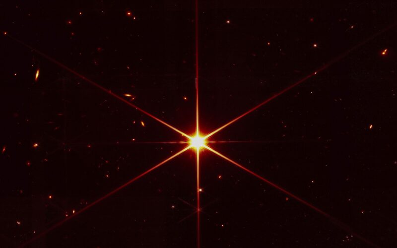 James Webb -avaruusteleskooppikameran kuva tähdestä