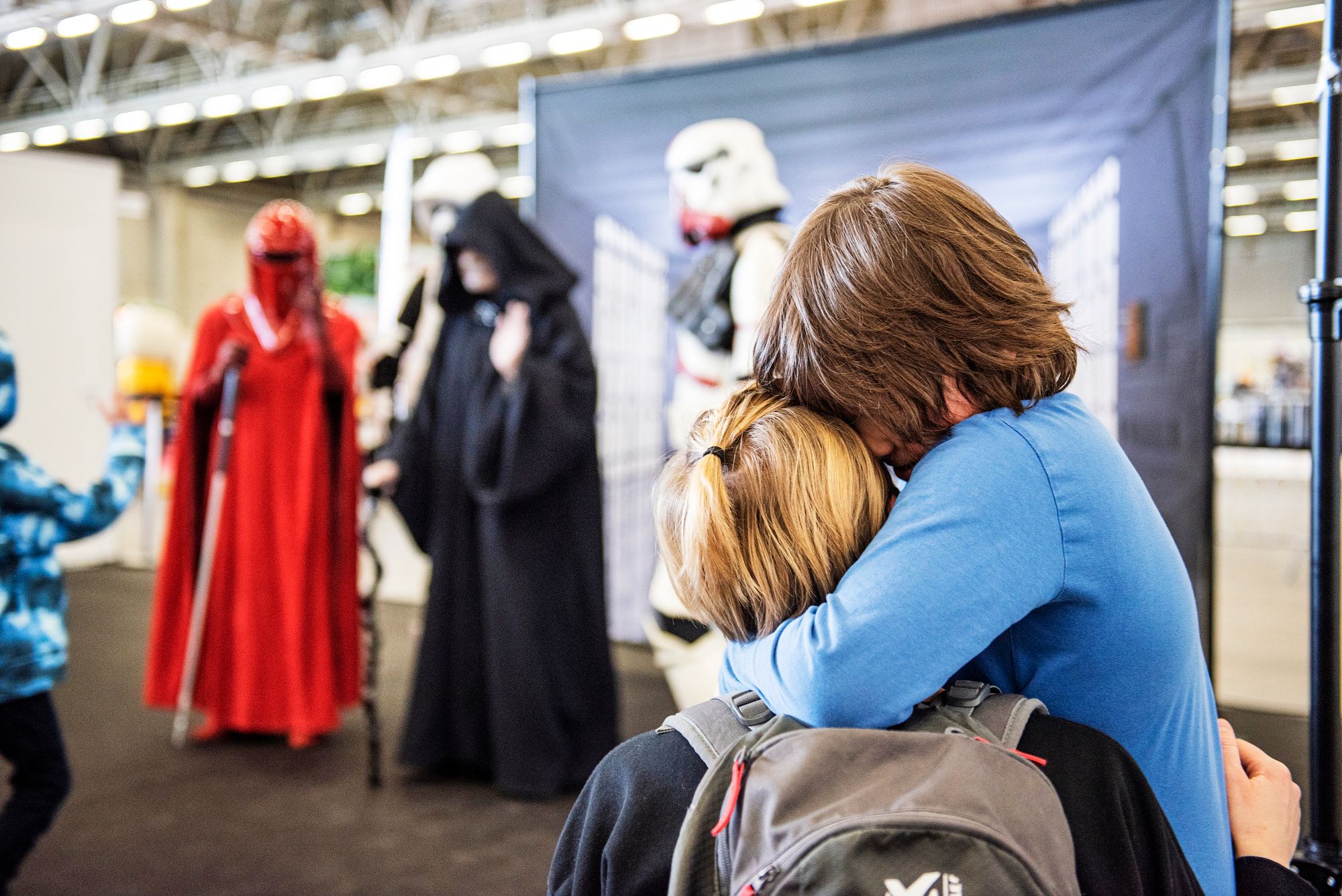 Star Warsin pahikset yhtä aikaa ilahduttivat ja jännittivät. Luca Lehtinen rutisti äitiään Raila Lehtistä. © Vesa Tyni 