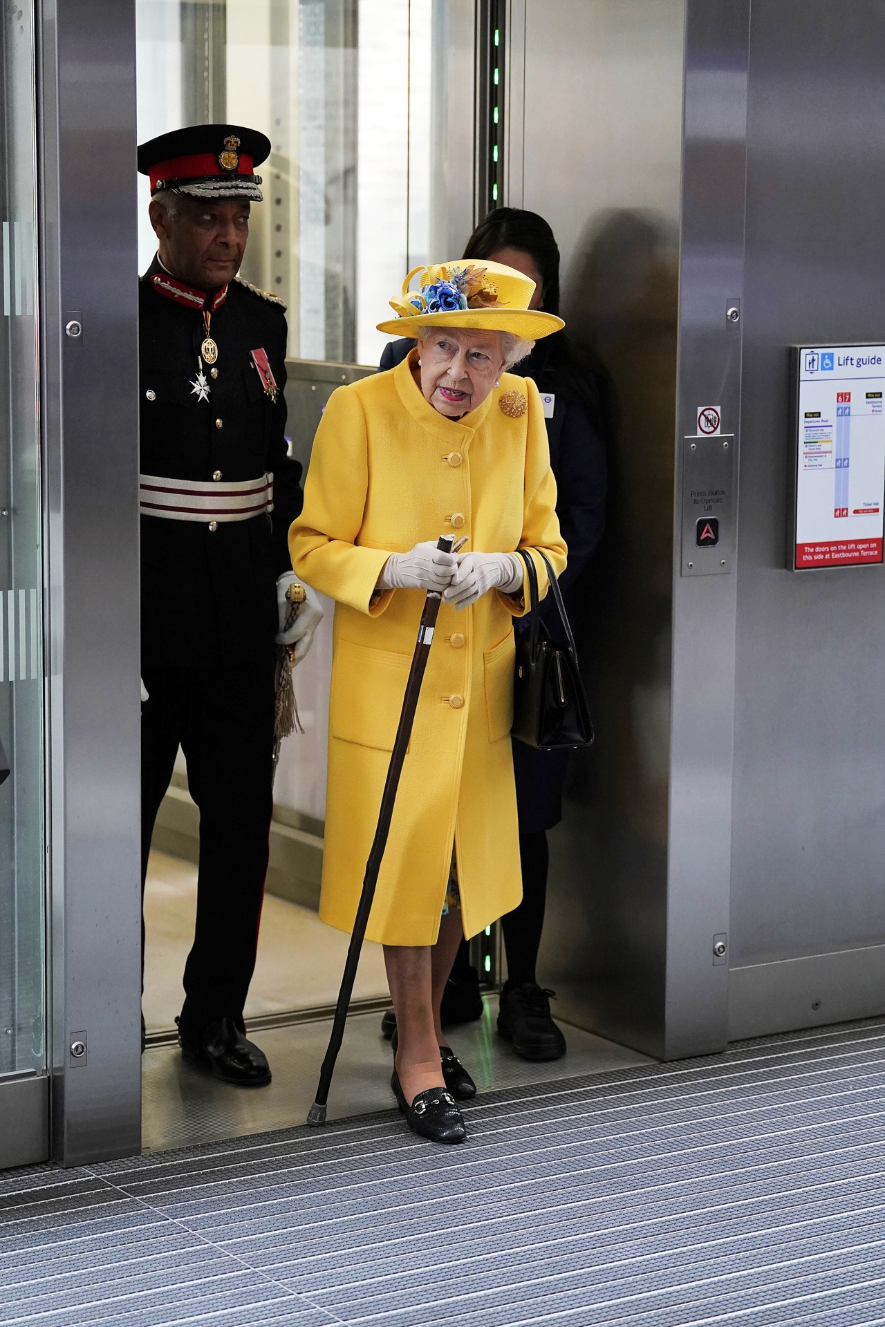 Daily Mailin mukaan kuningattarella on ”hyvät ja huonot päivänsä”, ja siksi hänen osallistumisensa edustustilaisuuksiin vahvistuu vasta viime hetkillä. Kuvassa kuningatar vierailee Lontoon Paddingtonin asemalla.