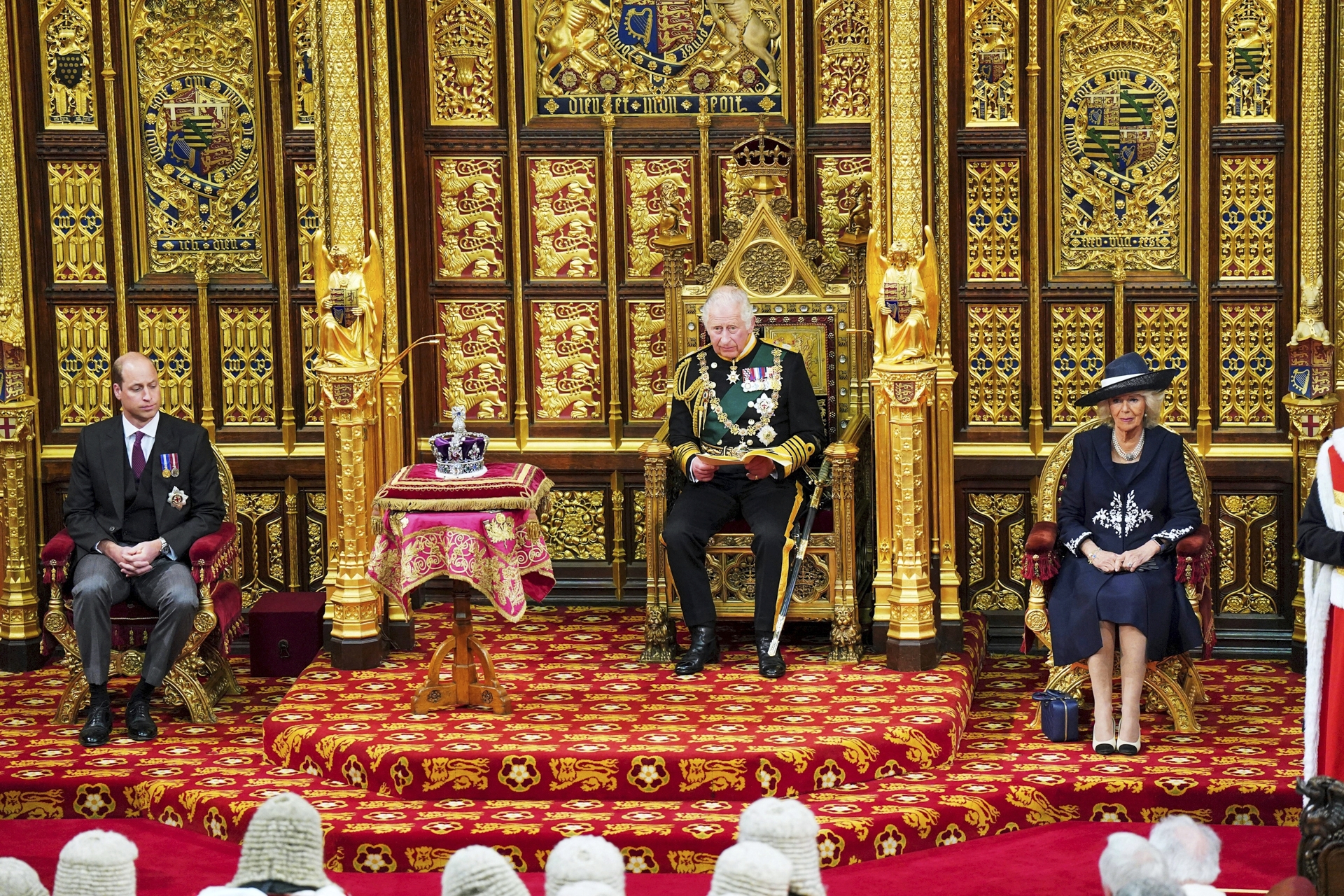 Kuningatar jättäytyi yllättäen pois parlamentin avajaisista, ja hänen sijastaan kuningattaren puheen luki prinssi Charles vierellään herttuatar Camilla.