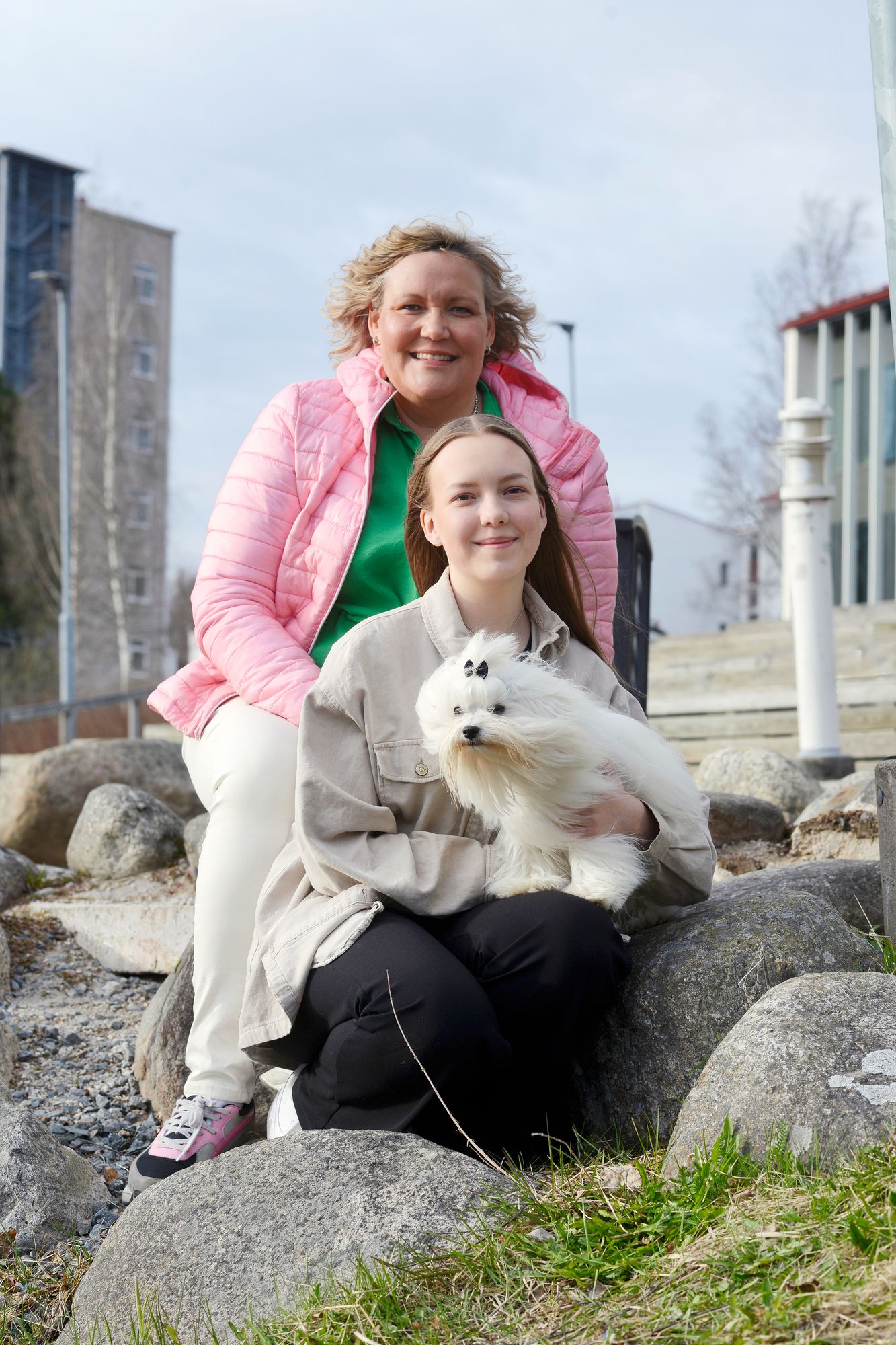 Taina ja Silja Törvi, äiti ja tytär, ovat nauttineet joka hetkestä, jotka ovat saaneet viettää uuden, hauskan perheenjäsenen seurassa. © Juha Harju