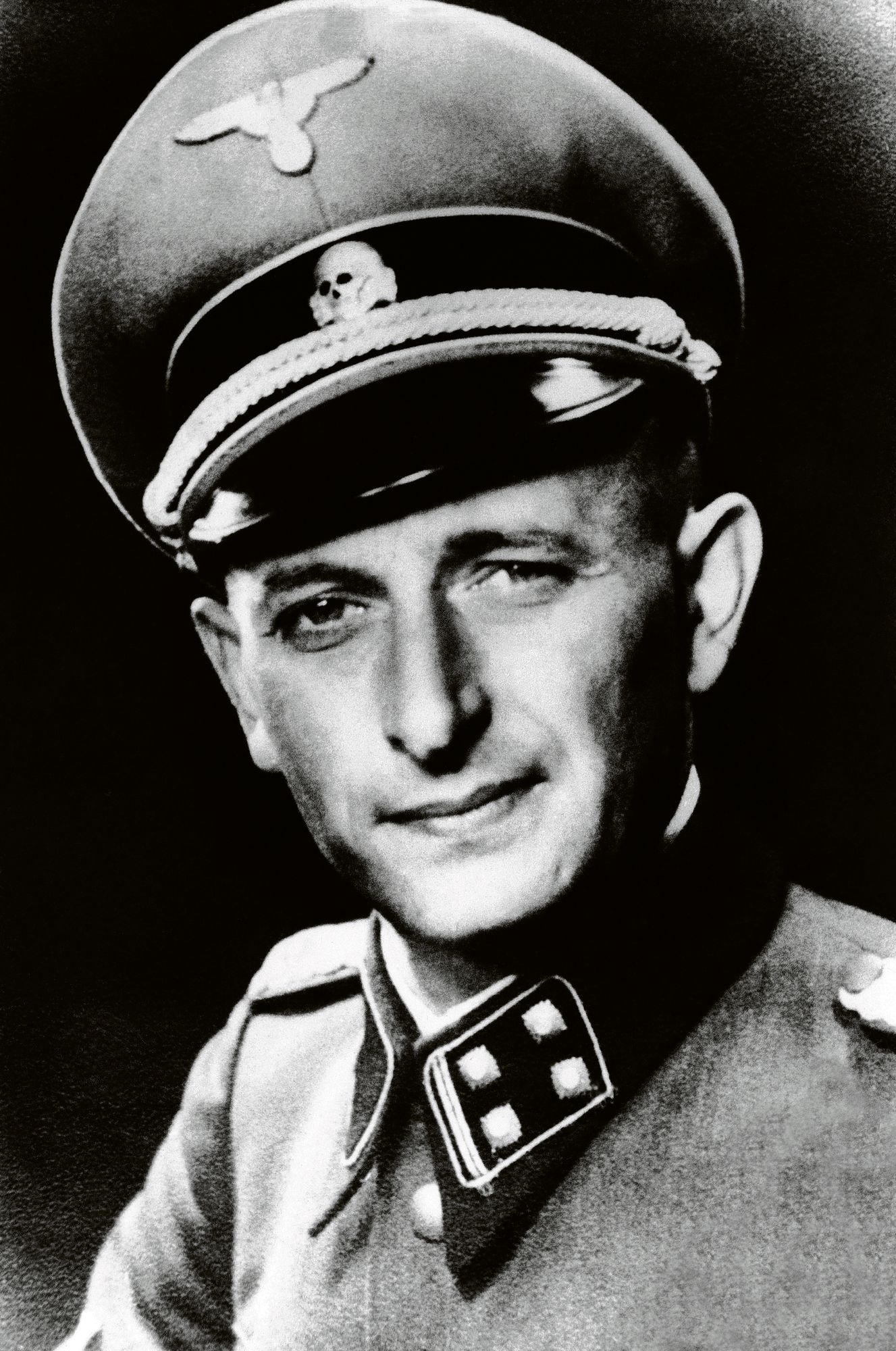 Yksi natsi-Saksan kolmesta SS-divisioonasta oli SS-Totenkopf, jonka tunnus pääkallo oli myös Adolf Eichmannin (kuvassa) sotilaspäähineessä. Hänen sotilas­arvonsa SS-Obersturm­bannführer vastasi suomalaista everstiluutnanttia. © AP / Lehtikuva
