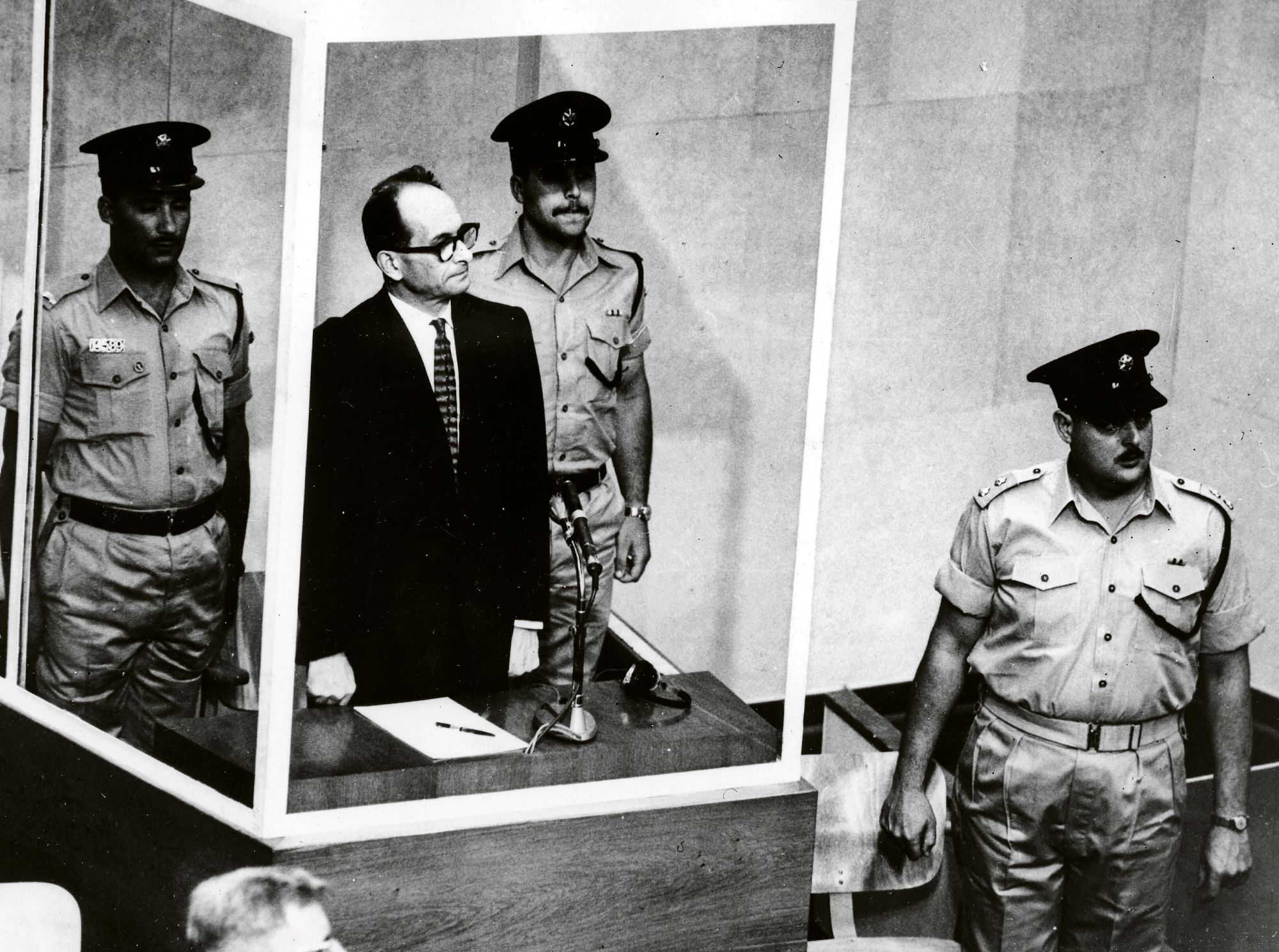 Vartijoiden keskellä seisovalle Adolf Eichmannille luettiin kuolemantuomio joulukuun 15. päivänä vuonna 1961. © UPI / Lehtikuva