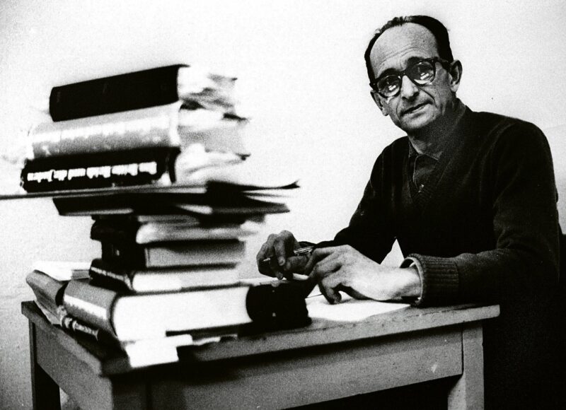 Melko tarkkaan vuoden kestäneen vankeutensa aikana Eichmann sai lukea haluamiaan kirjoja vankisellissään. © Shutterstock
