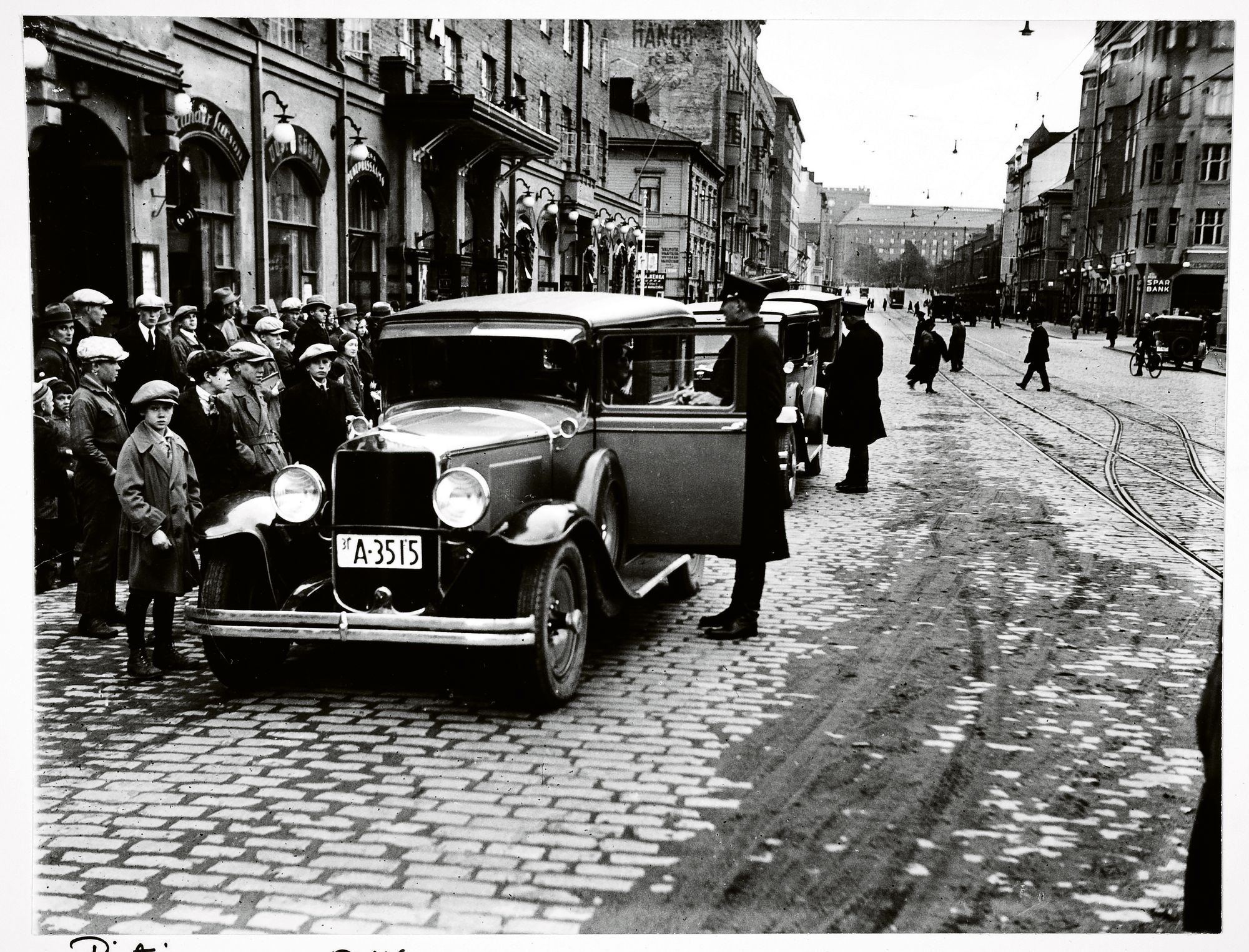 Poliisi tarkastamassa ajoneuvoja kieltolain aikaan Helsingissä. © Museovirasto