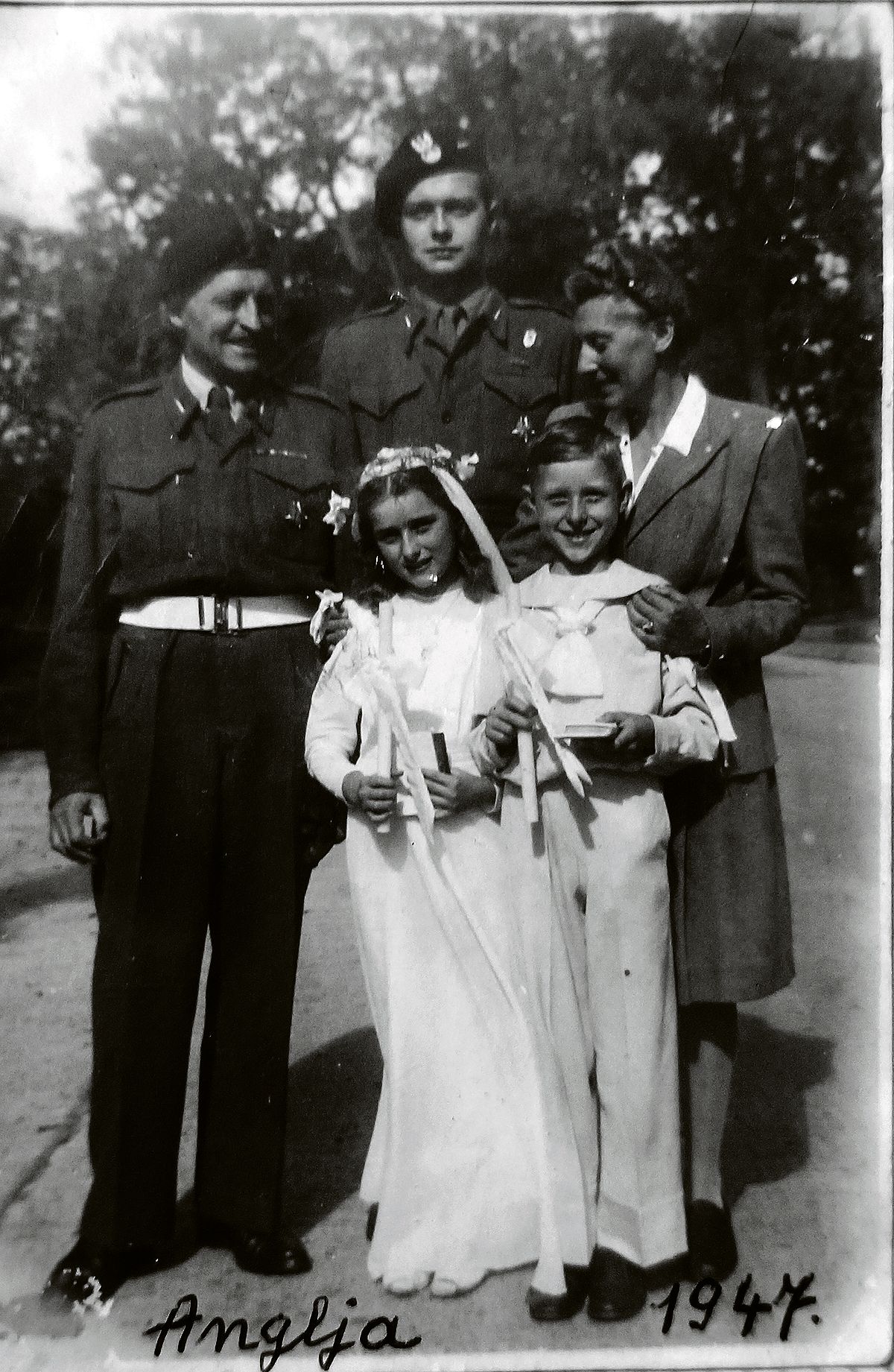 Mannerheimin ystäväperhe Jadwiga ja Aleksander Zamoyski edessään lapset Andrzej ja Mika. Mukana kuvassa myös Aleksanderin aseveljiä sodan jälkeen Italiassa 1946.