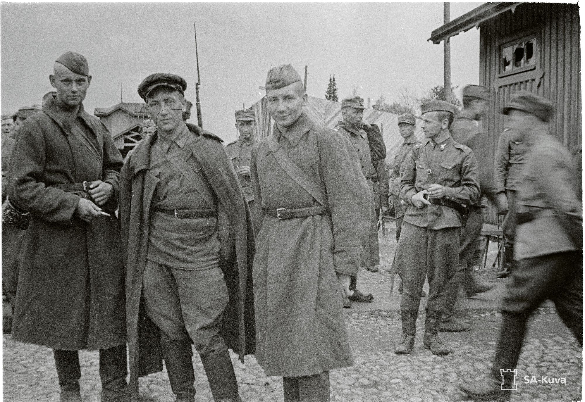 Kolme puolalaista sotavankia, lääkäri, matemaatikko ja luonnontieteilijä Jatkosodan aikana 1941 Ojajärven asemalla © SA-kuva