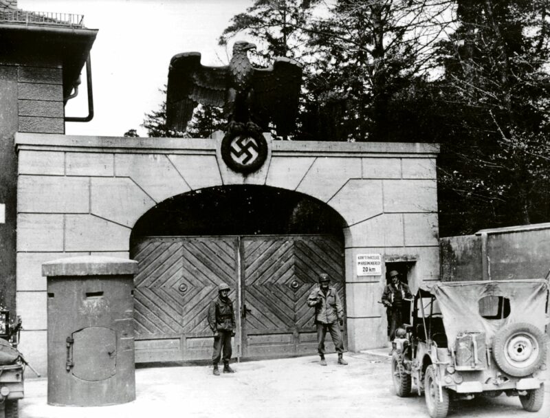 (dpa files) - Soldiers guard the entrance to the Dachau concentration camp in Dachau, Germany (undated filer).,Image: 64389193, License: Rights-managed, Restrictions: , Model Release: no, Credit line: DPA / AFP / MVPhotos