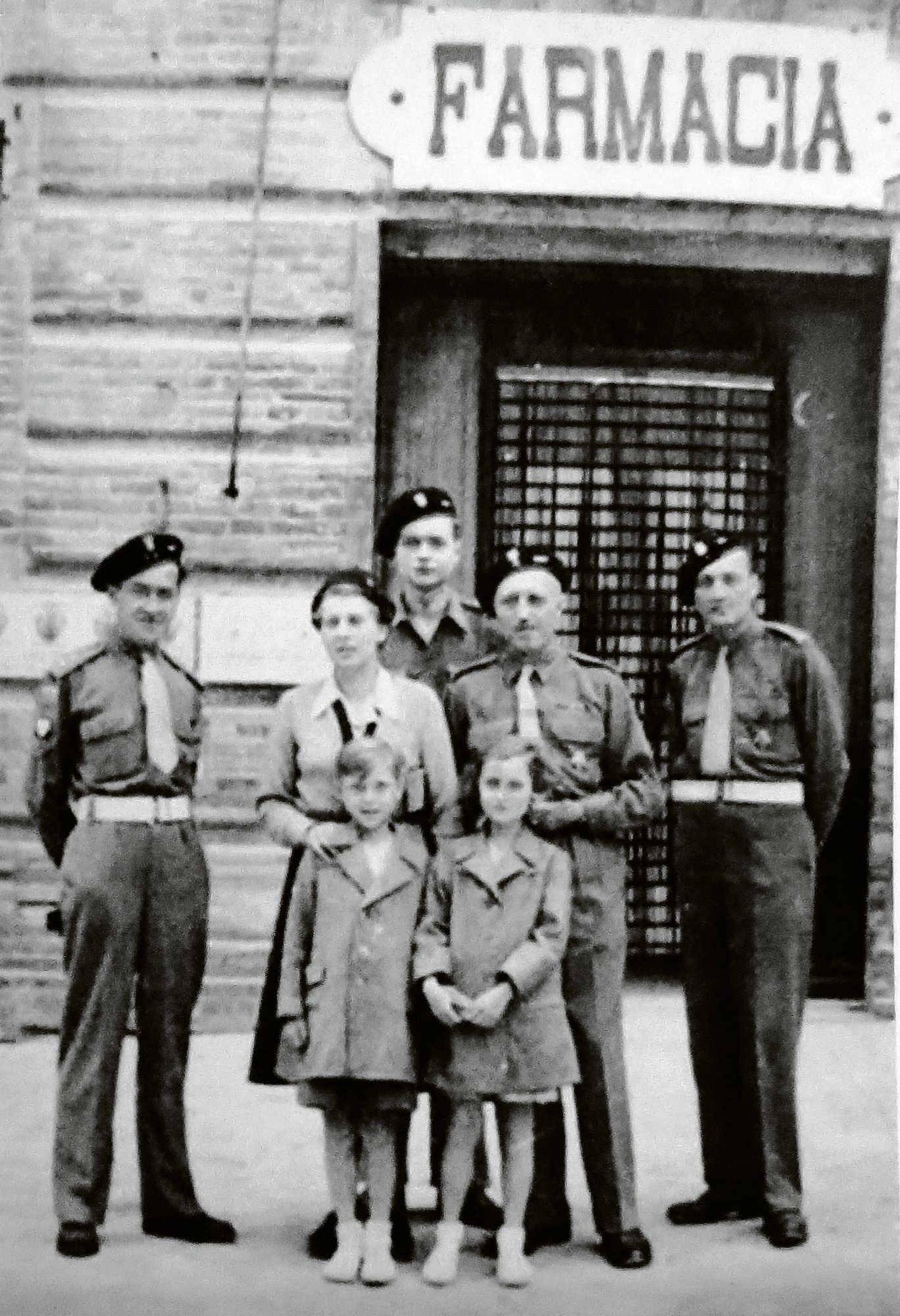 Keskellä Jadwiga ja Aleksander Zamoyski edessään lapset Andrzej ja Mika aseveljien seurassa Italiassa 1946 © Inka Zamoyska