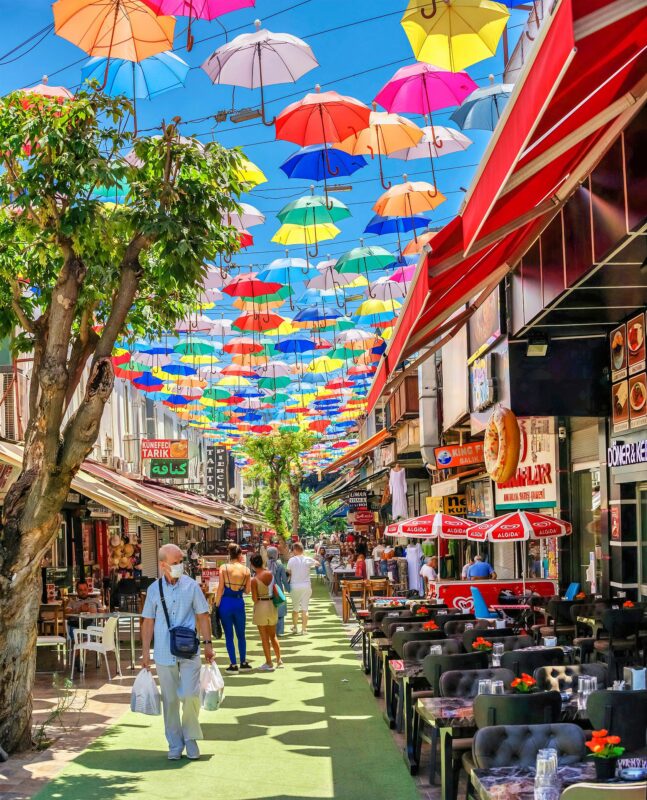 Antalyan värikkäät sateenvarjot piristävät. <span class="typography__copyright">© iStock</span>