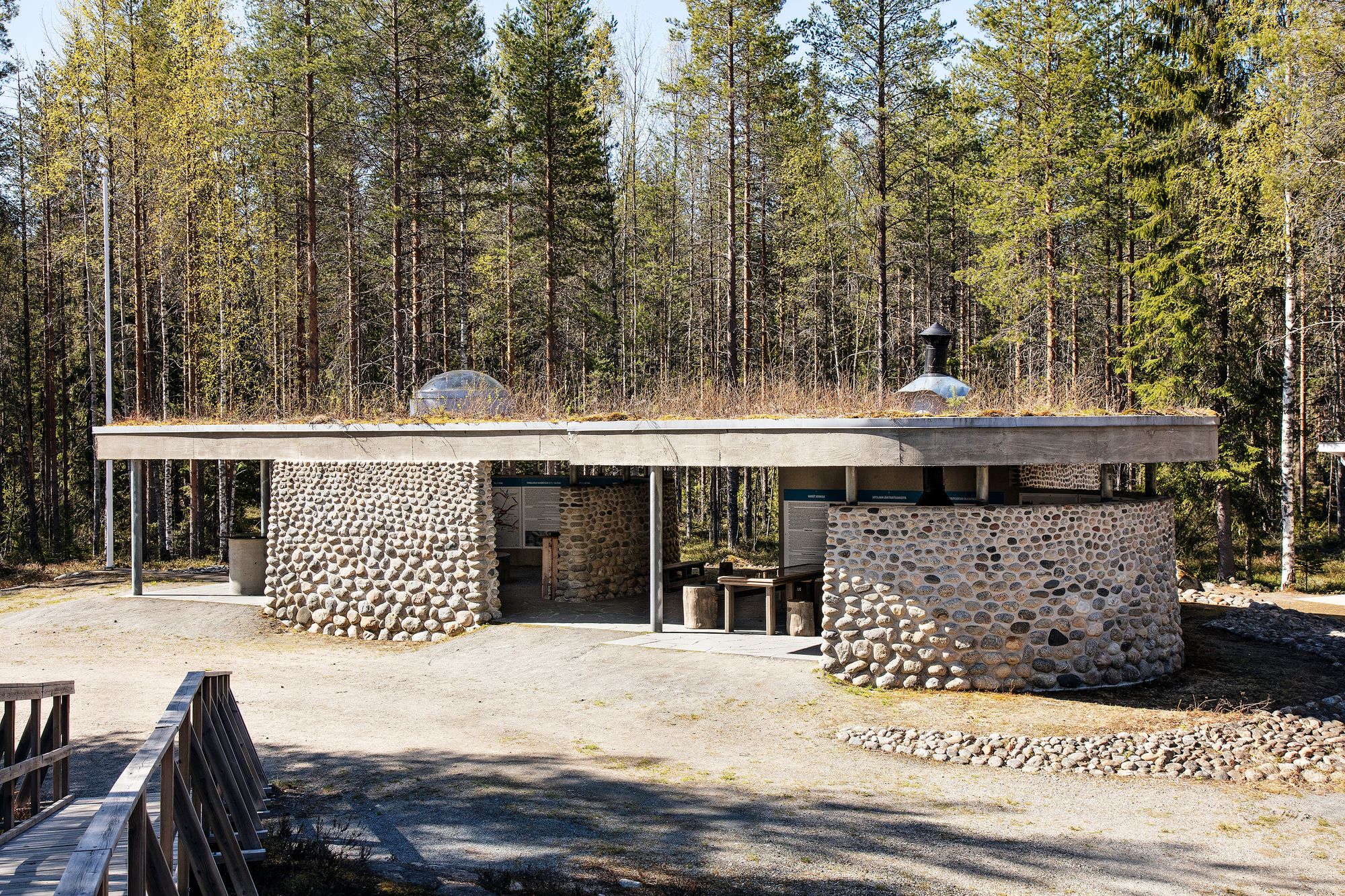 Öykkösenvaaran opastuskatos on arkkitehti Vilho Suonmaan suunnittelema, ja siinä on turvekatto. © Harri Mäenpää