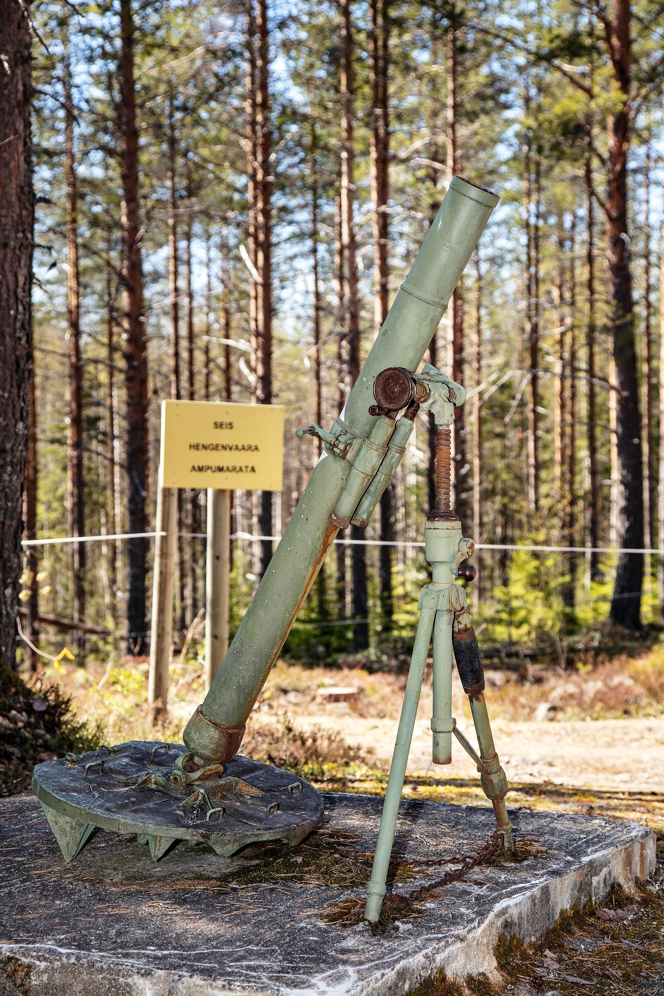 Sikrenvaarassa on esillä sota­saaliina saatu vihollisen 45 mm:n panssarintorjuntatykki. Vieressä on nykyään ampumarata. © Harri Mäenpää