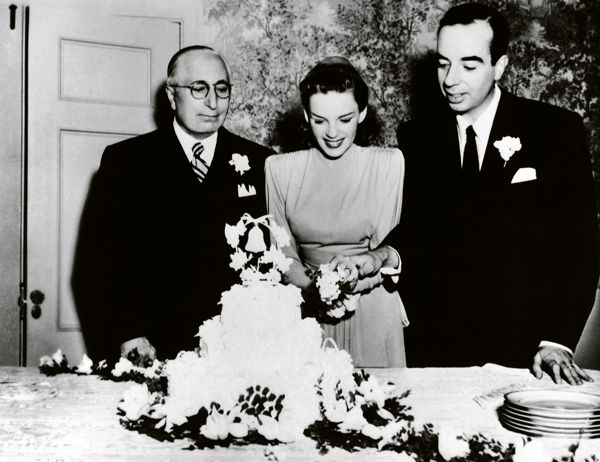Judy ja hänen toinen aviomiehensä Vincente Minnelli (oik.). Hänet myös Louis B. Mayer (vas.) hyväksyi. © MVPhotos