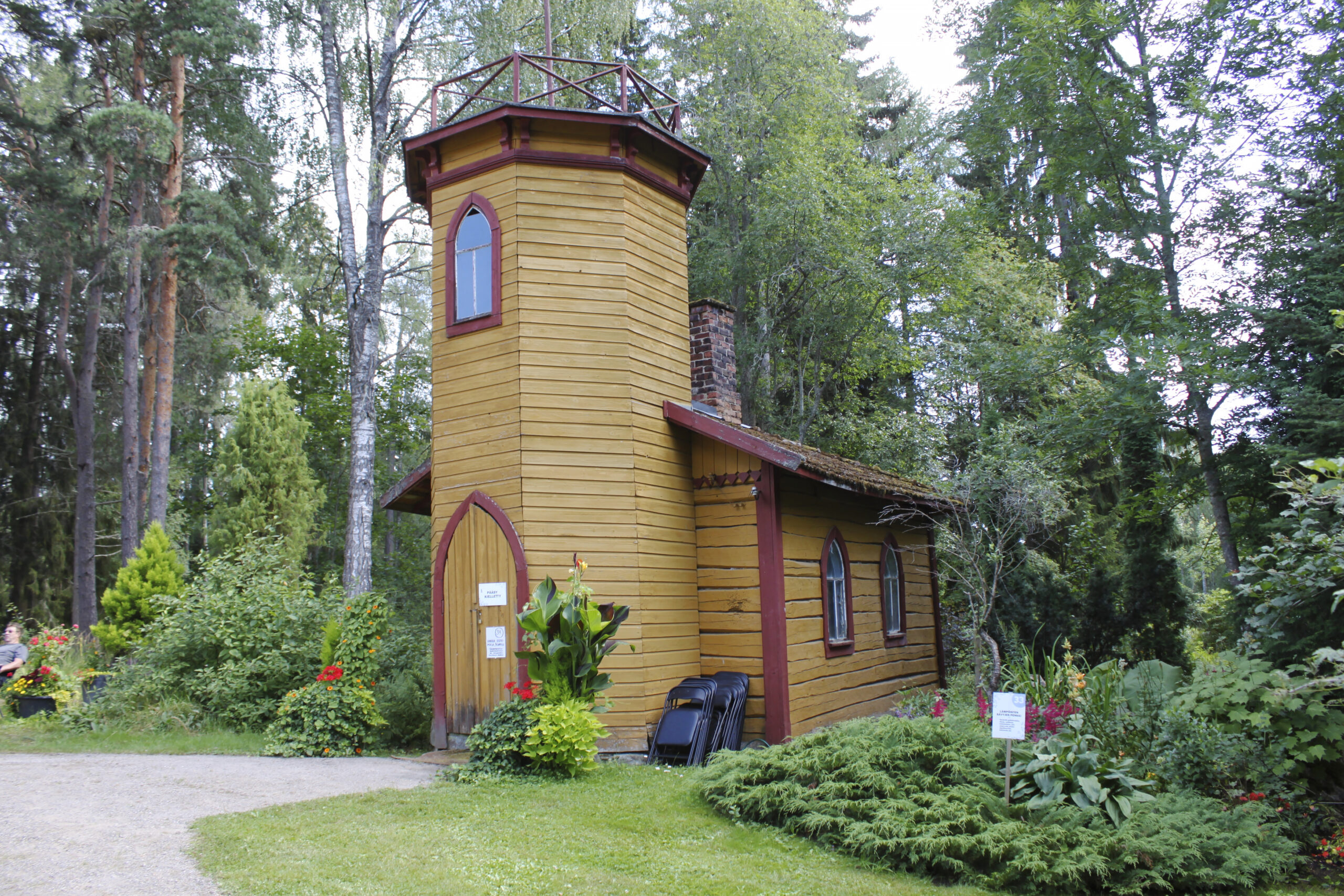 Hirsisessä kappelissa on toiminut sekä sauna että kesäkahvila. © Miina Leppänen