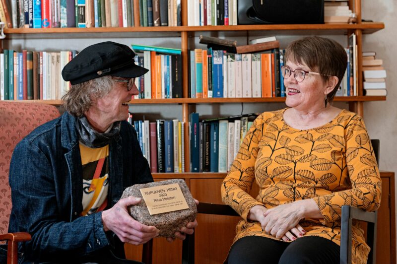 Toimittaja tapasi kirjailija Ritva Hellstenin hänen kotonaan Kotkassa. © Linda Varoma