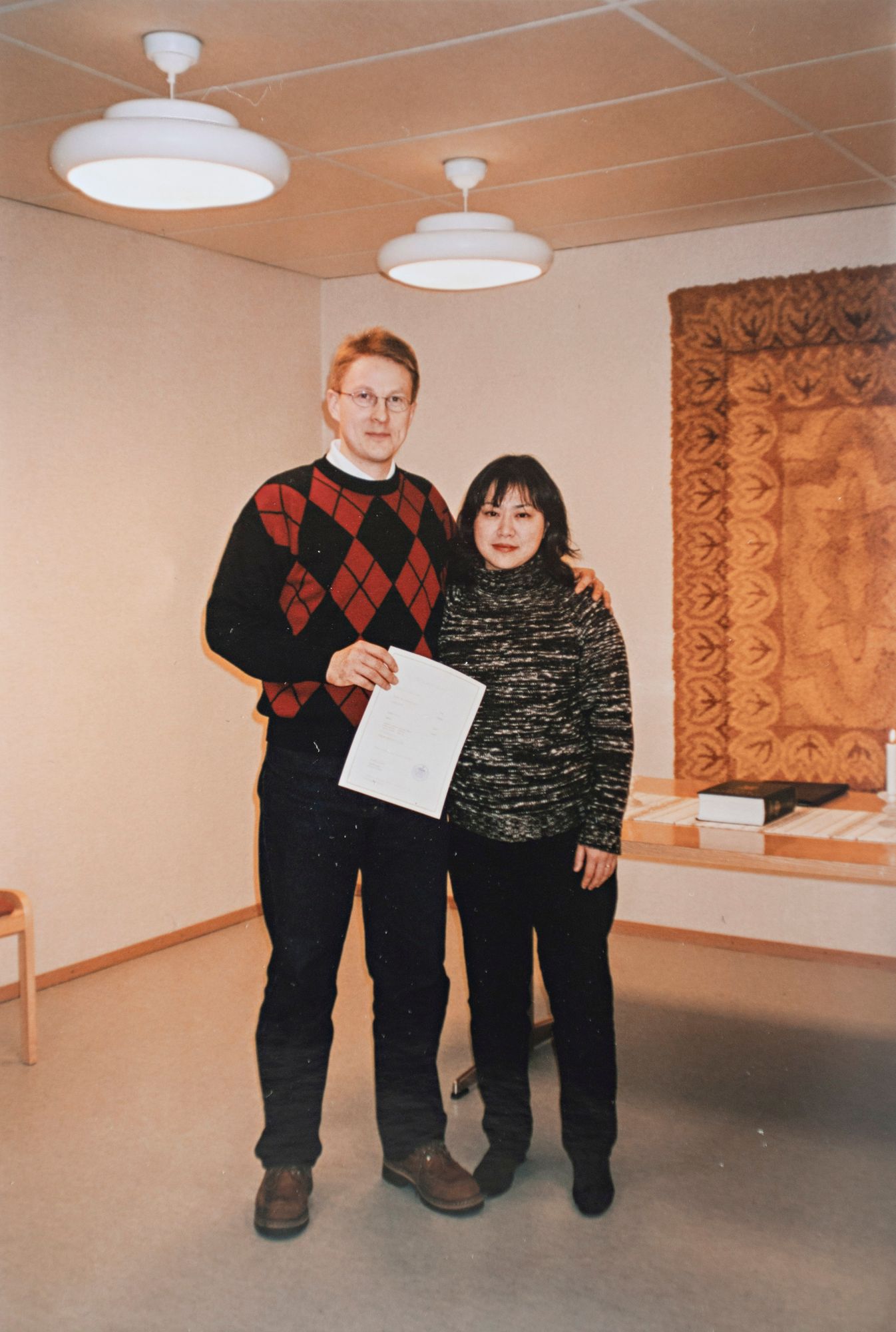 Hokkaset vihittiin Kouvolan maistraatissa vuonna 2002, jotta Kimmo saisi Japaniin pitkän viisumin. © Hokkasten kotialbumi