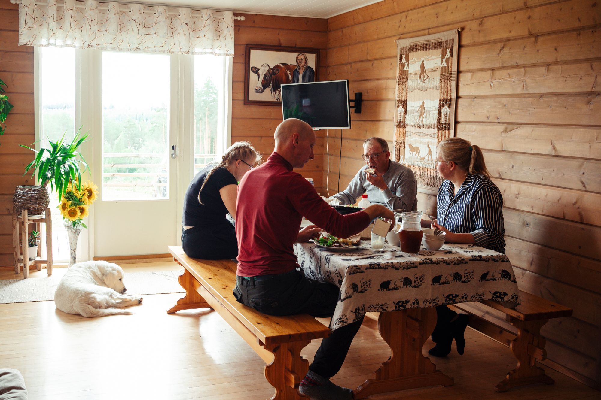 Esa-isäntä (2.oikealta) kehuu Helenan kokkauksia hyviksi. Oleg ja Reetta ovat samaa mieltä. © Pihla Liukkonen