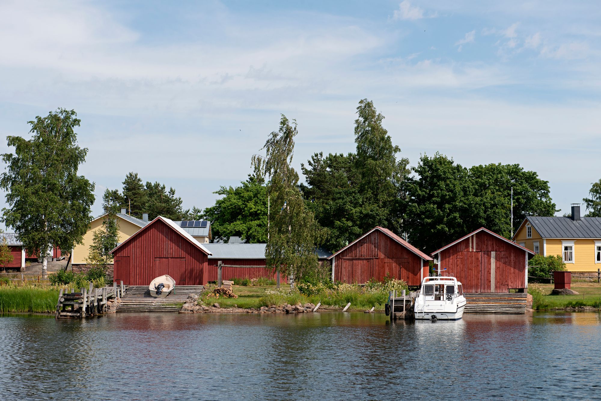 Viklan suunnasta vanha kalastajakylä näyttää pittoreskin kauniilta. Osa kalastajakylän taloista on rakennettu 1800-luvun puolivälin jälkeen. © Linda Varoma