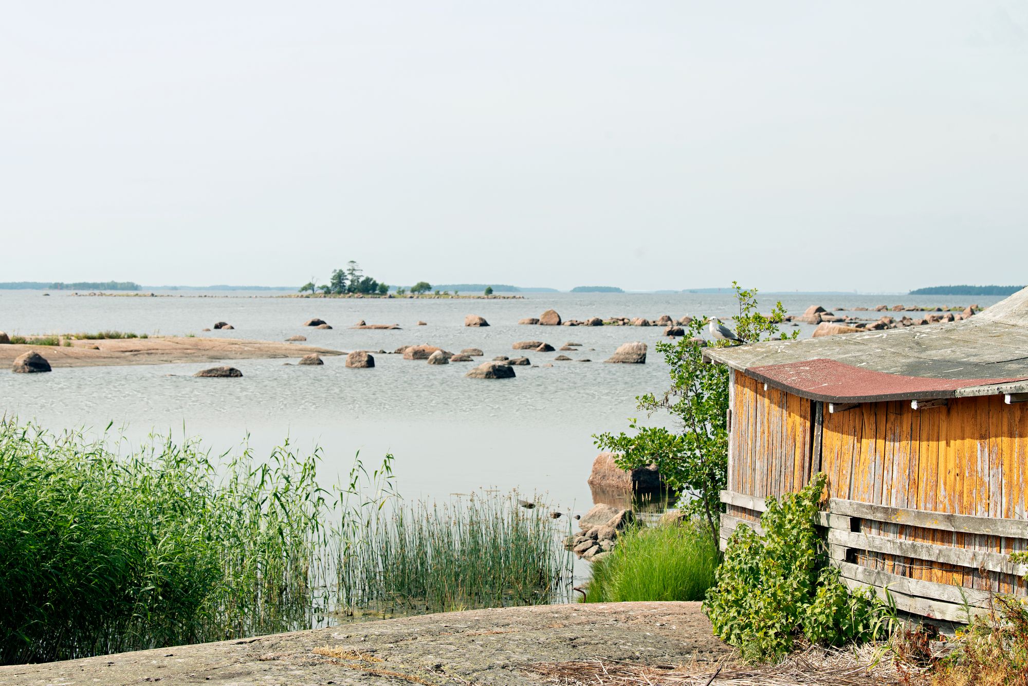 Turisteille pelkästään rantakalliolla istuminen on elämys. © Linda Varoma