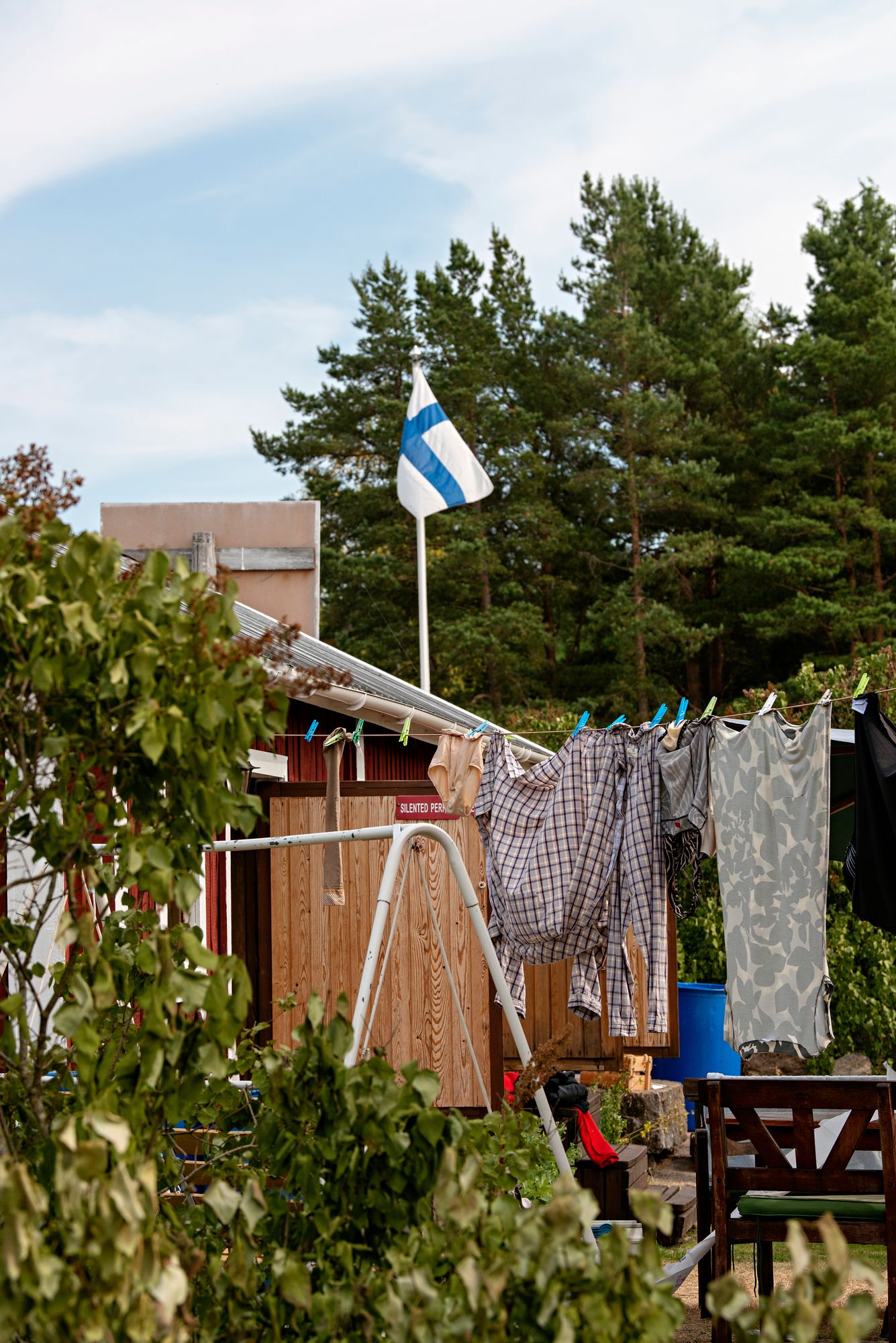 Moni pesee saaressa nyrkkipyykkiä. Pulsaattoripesukone on toinen vaihtoehto. © Linda Varoma