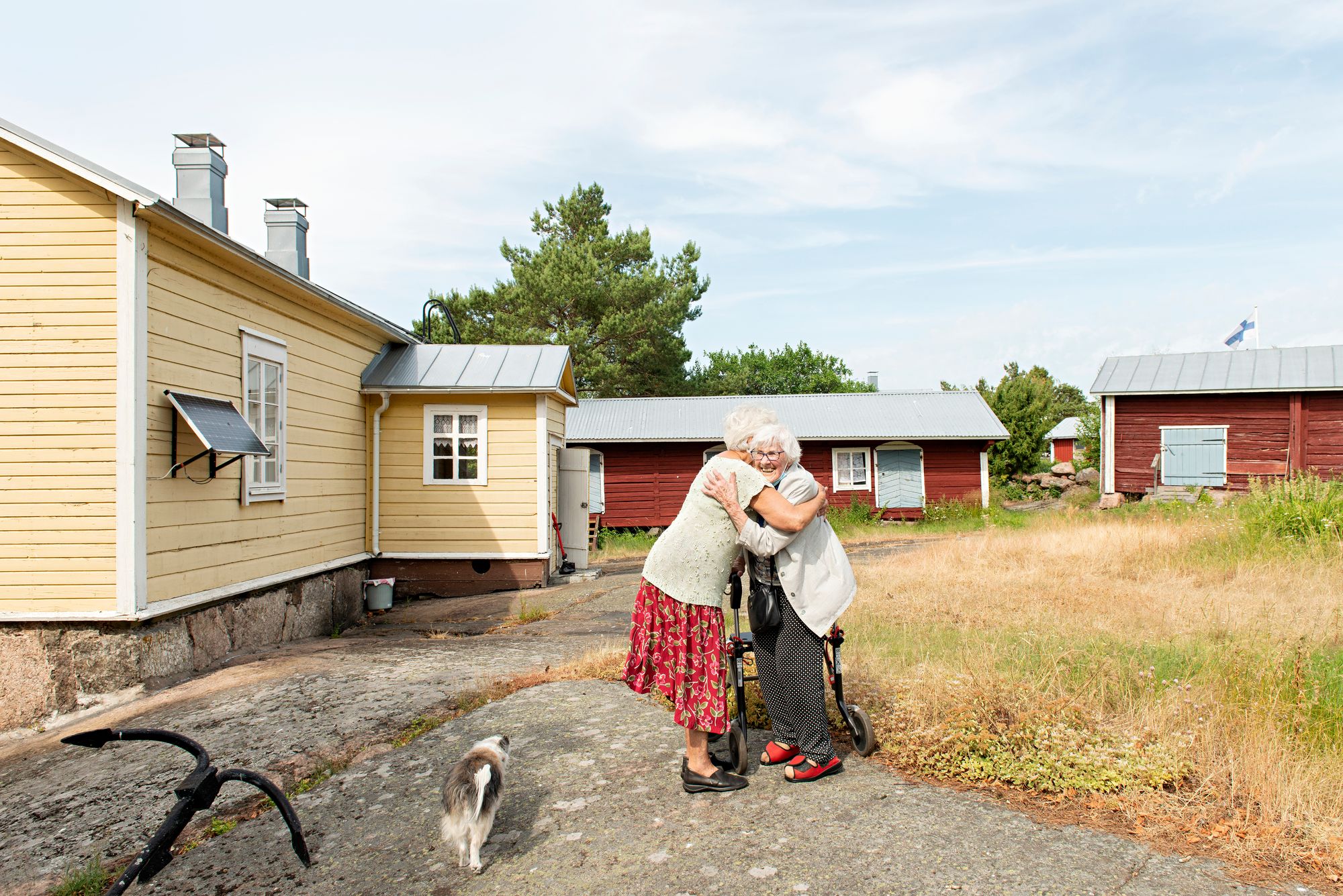 Maija Jansen, 77, halaa naapuriaan Elli Leisiota, 94, jota hän ei ole tavannut vuoteen. © Linda Varoma
