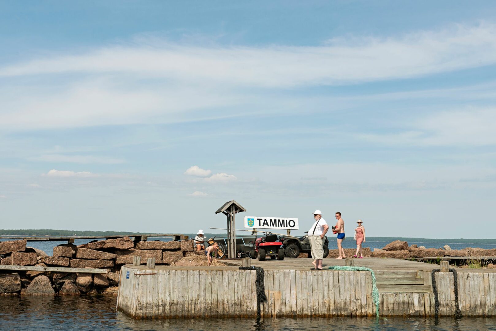 Tammion asukkaat kerääntyvät maitokärryjen ja mönkijöiden kanssa satamaan odottamaan saapuvaa laivaa.  © Linda Varoma