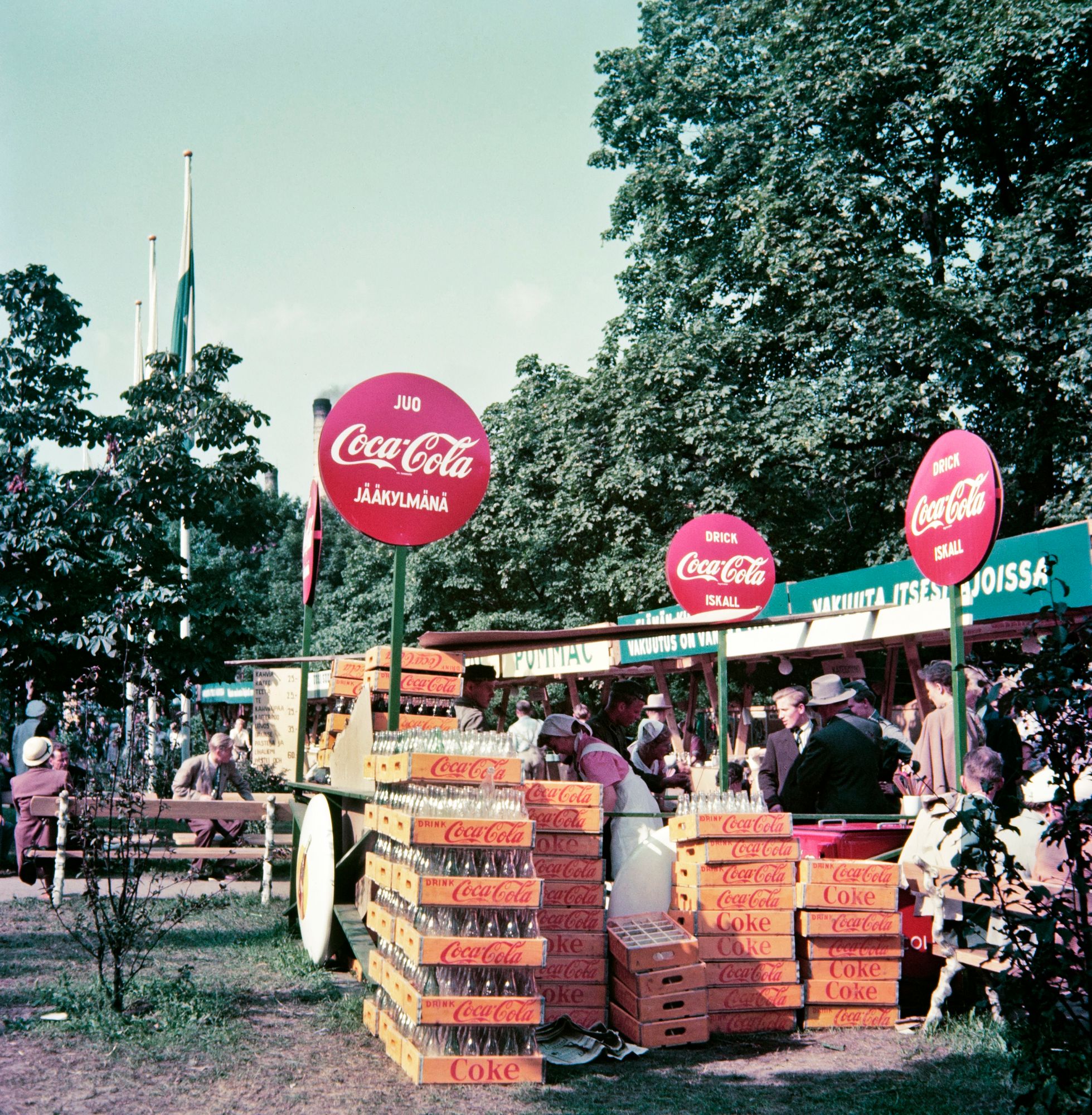 Olympiakesänä 1952 Suomeen ensi kertaa saapunut Coca-Cola jäi Walleniukselta tuoreeltaan maistamatta. Juomaan liittyi mielikuva luksuksesta. © Olympia-kuva Oy / Helsingin kaupunginmuseo