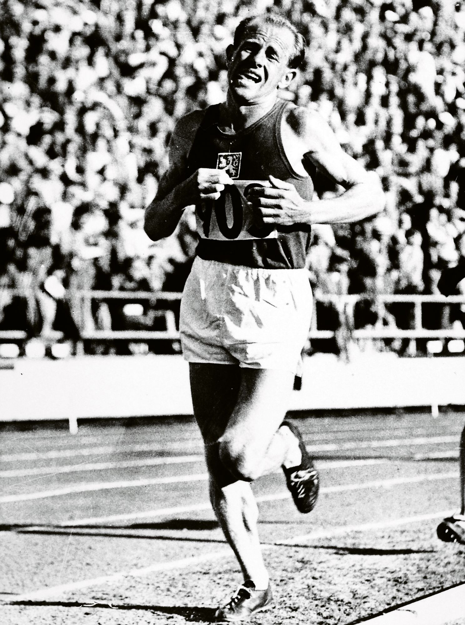 Emil Zatopek rikkoi urallaan viisi kertaa 10 000 metrin maailman­ennätyksen. Parhaaksi jäi 28.54,2, mihin ei taida tänä kesänä yltää yksikään suomalainen juoksija. © Ullstein Bild / AOP
