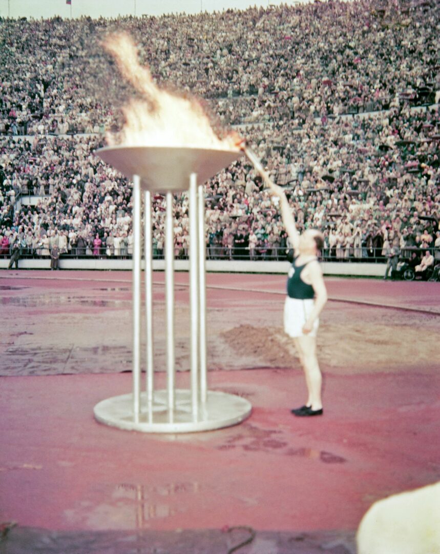Paavo Nurmi sytyttää olympiatulen stadionin eteläkaarteessa 19.7.1952. <span class="typography__copyright">© Helsingin kaupunginmuseo</span>
