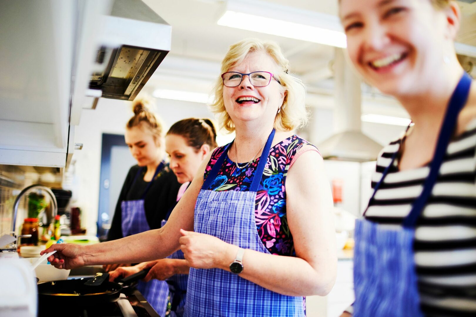 Keittiöstä kuuluu iloista puheensorinaa, kun Marttojen villiyrttikurssilaiset aloittavat kokkauksen. © Sara Pihlaja