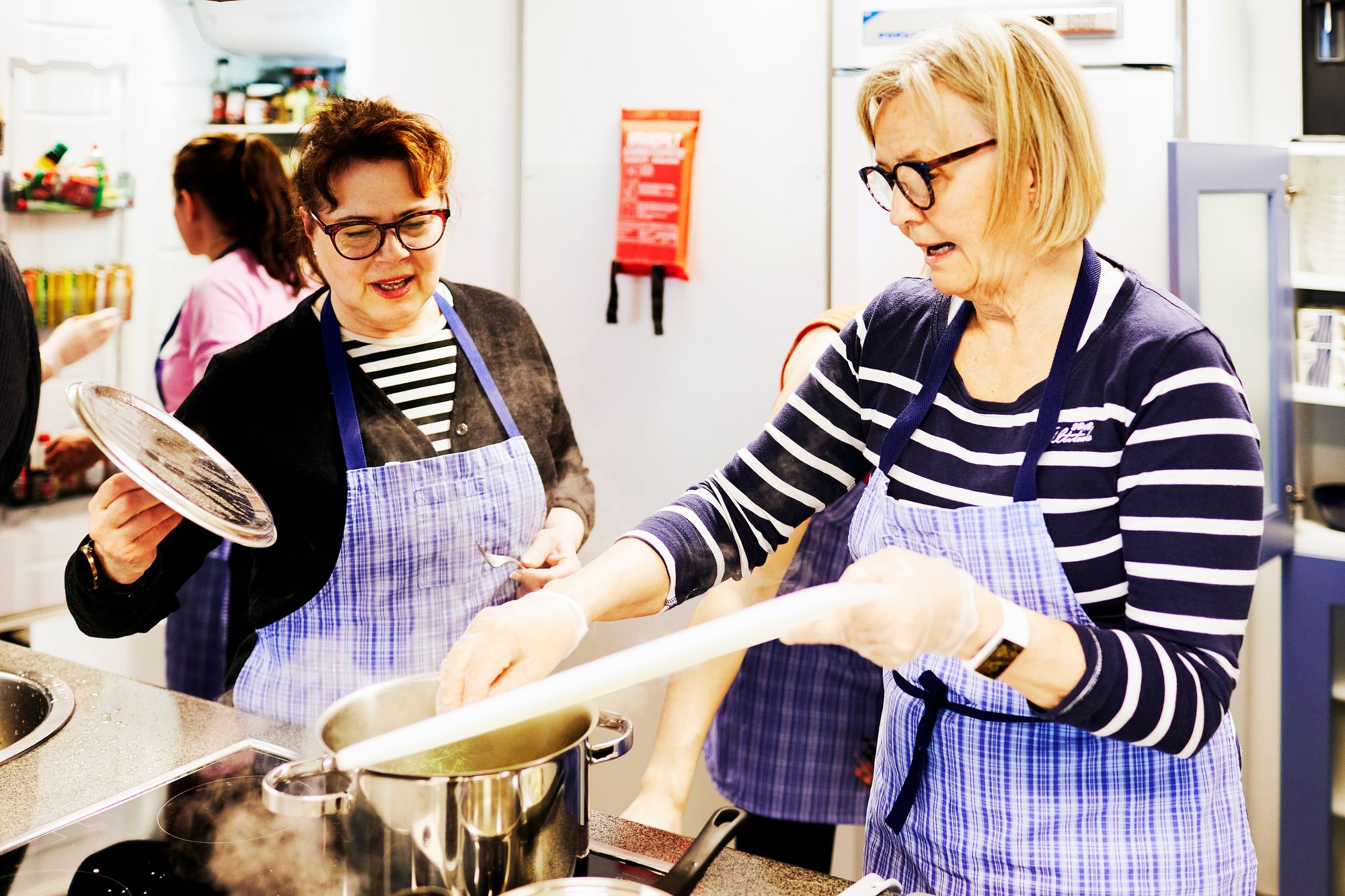 Kirsi Ylirönni (vas.) ja Anne Viitanen (oik.) kokkaavat Villiinny villiyrteistä -kurssilla yhdessä nokkos-perunakeittoa. © Sara Pihlaja