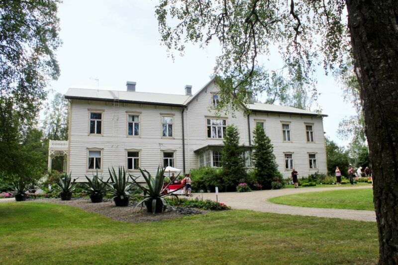 Porkkalan kartanon tiedetään olleen sijoillaan jo 1600-luvulla, mutta alkuperäinen päärakennus tuhoutui 1700-luvulla.  © Miina Leppänen