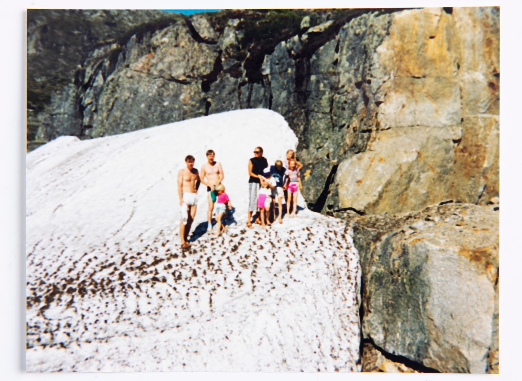 Elina Kirssin perhe lomaili Norjassa kesällä 1990. Tuolloin vuoristossa oli vielä lunta. © Elina Kirssin kotialbumi