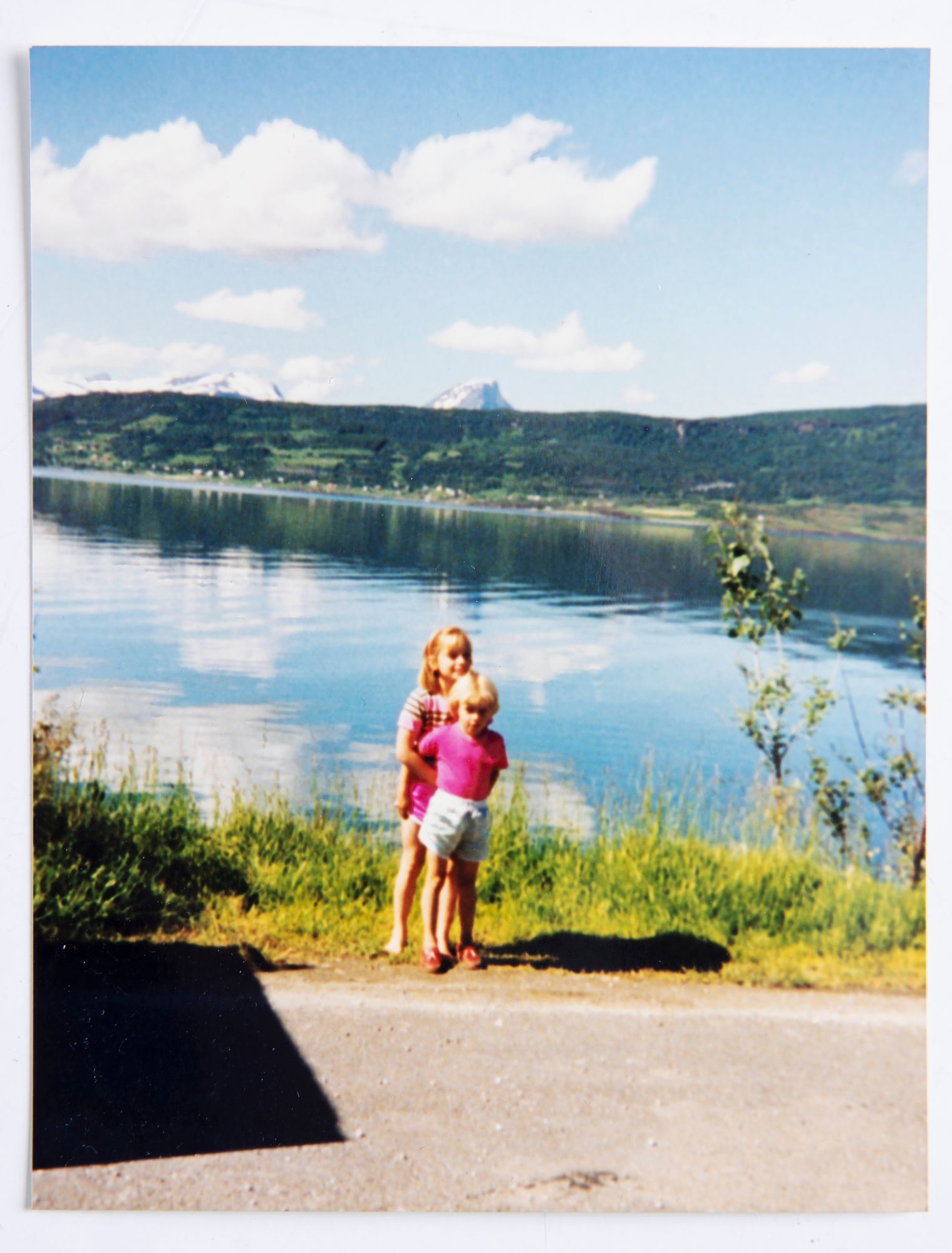 Elina Kirssi kuvattuna Jäämeren edustalla isosiskonsa Eevan kanssa vuonna 1990. © Elina Kirssin kotialbumi