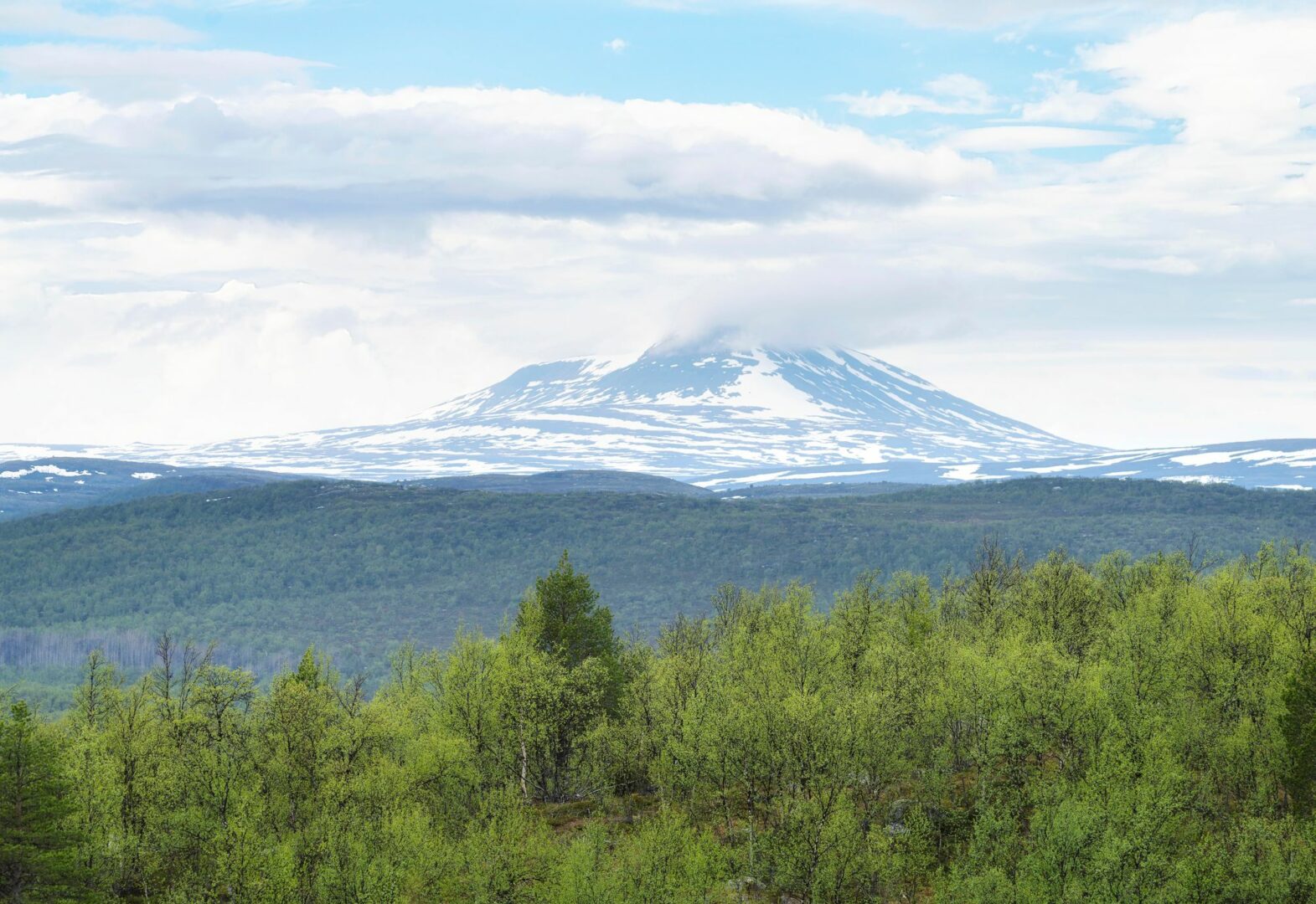 Norjassa riittää lumipeitteisiä vuoria. Lasku­tavasta riippuen maassa on 230–300 vuorenhuippua. <span class="typography__copyright">© Juha Kauppinen</span>