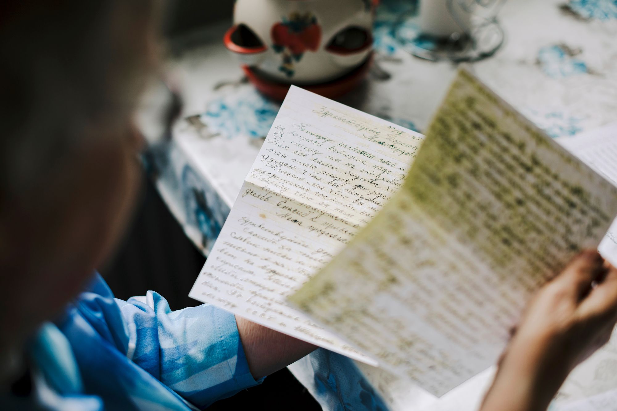 Annalla on tallessa isänsä kirje, jossa tämä kertoo vangitsemisestaan. © Jani Kautto