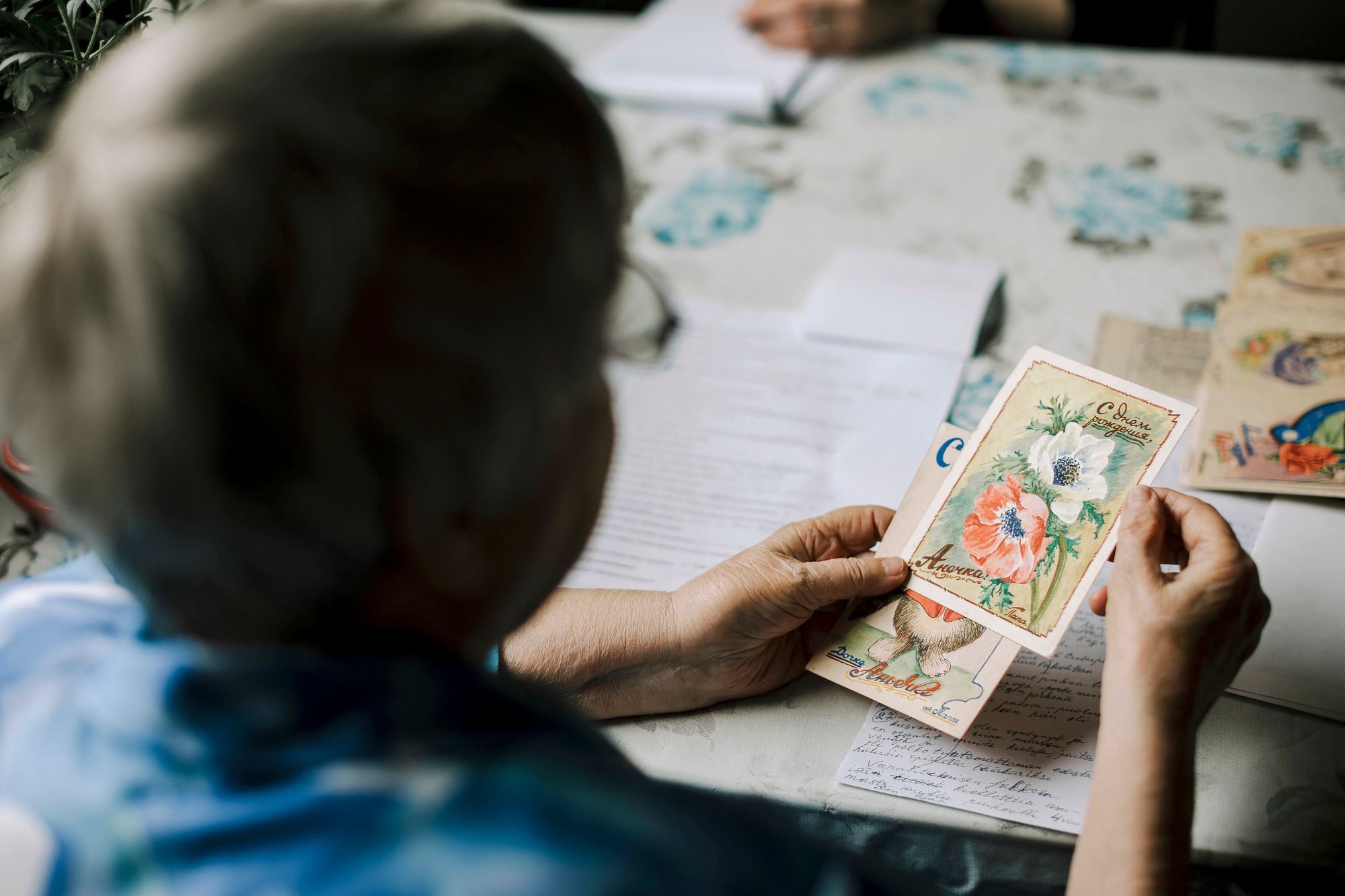 Isä lähetti vankeus­aikanaan kortteja perheelle Siperiaan. Annalla on ne yhä tallessa. © Jani Kautto