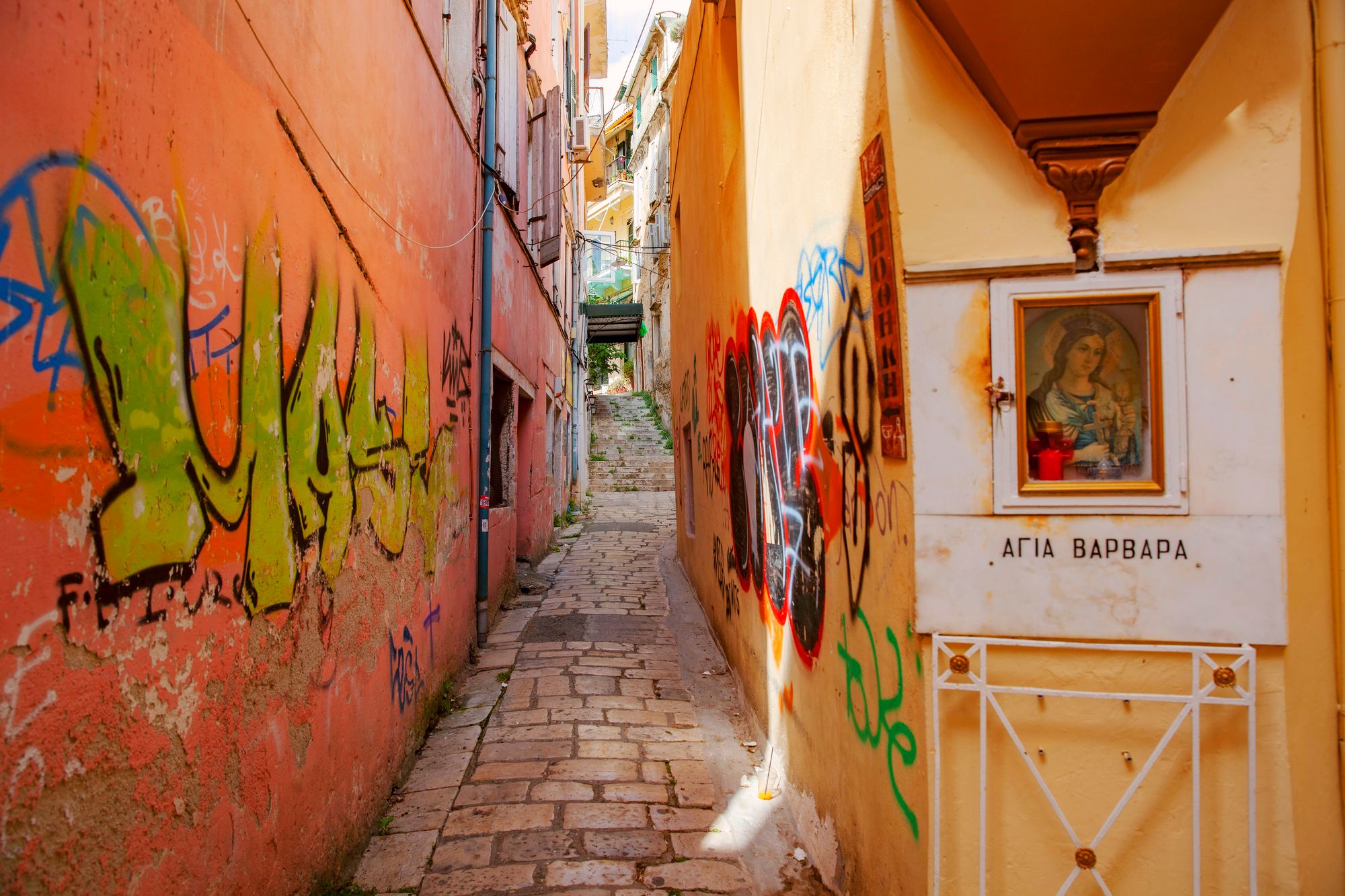 Uusi ja vanha kohtaavat Korfun vanhan kaupungin kaduilla ja kujilla. Satoja vuosia vanhan kaupungin kujille pääsee juuri ja juuri skootterilla. © Marjo Tynkkynen