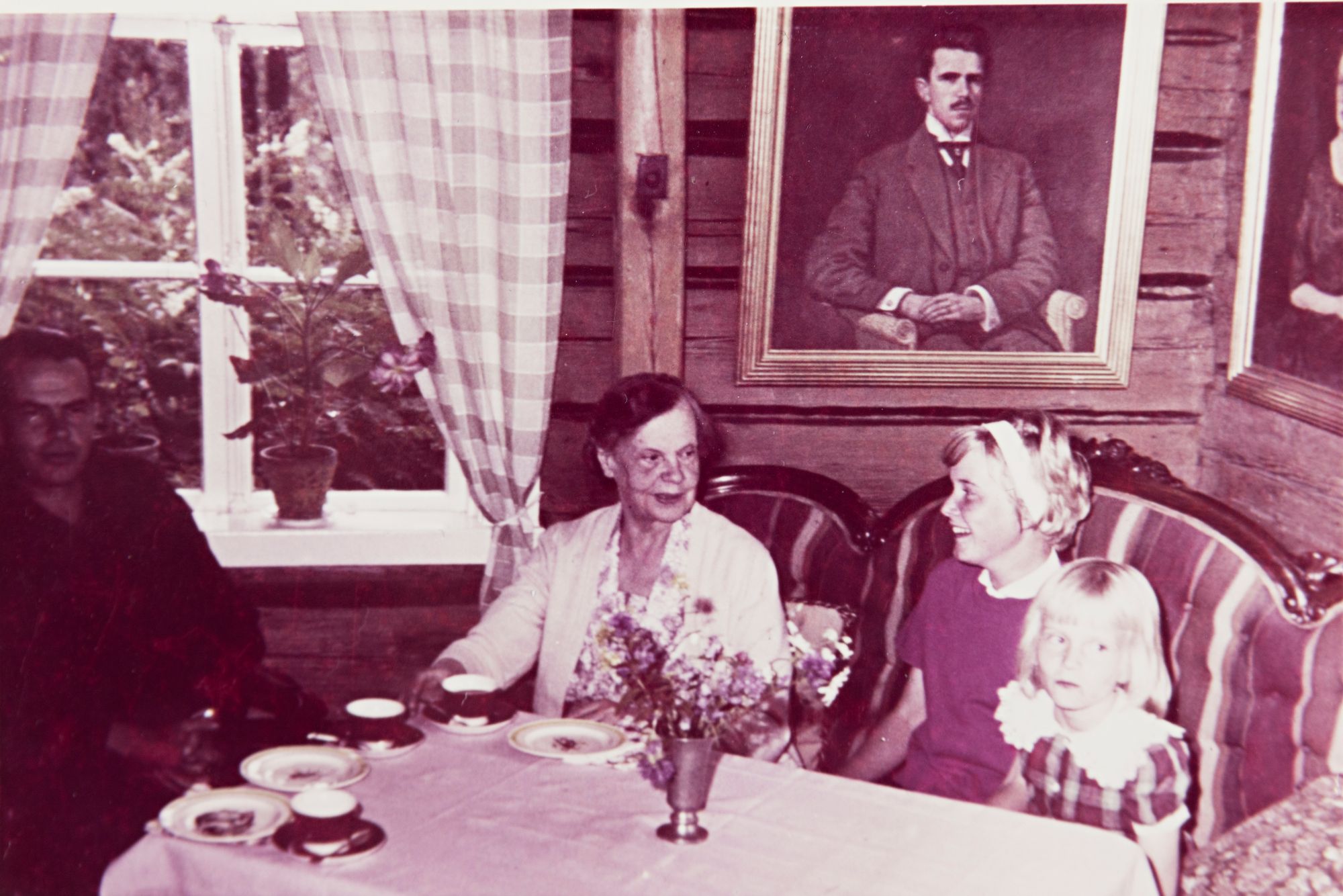 Miitta isosisko Annikan kanssa Siiri-mummun luona Siiralassa, isovanhempien kesähuvilalla Kiteellä. © Sorvalin kotialbumi