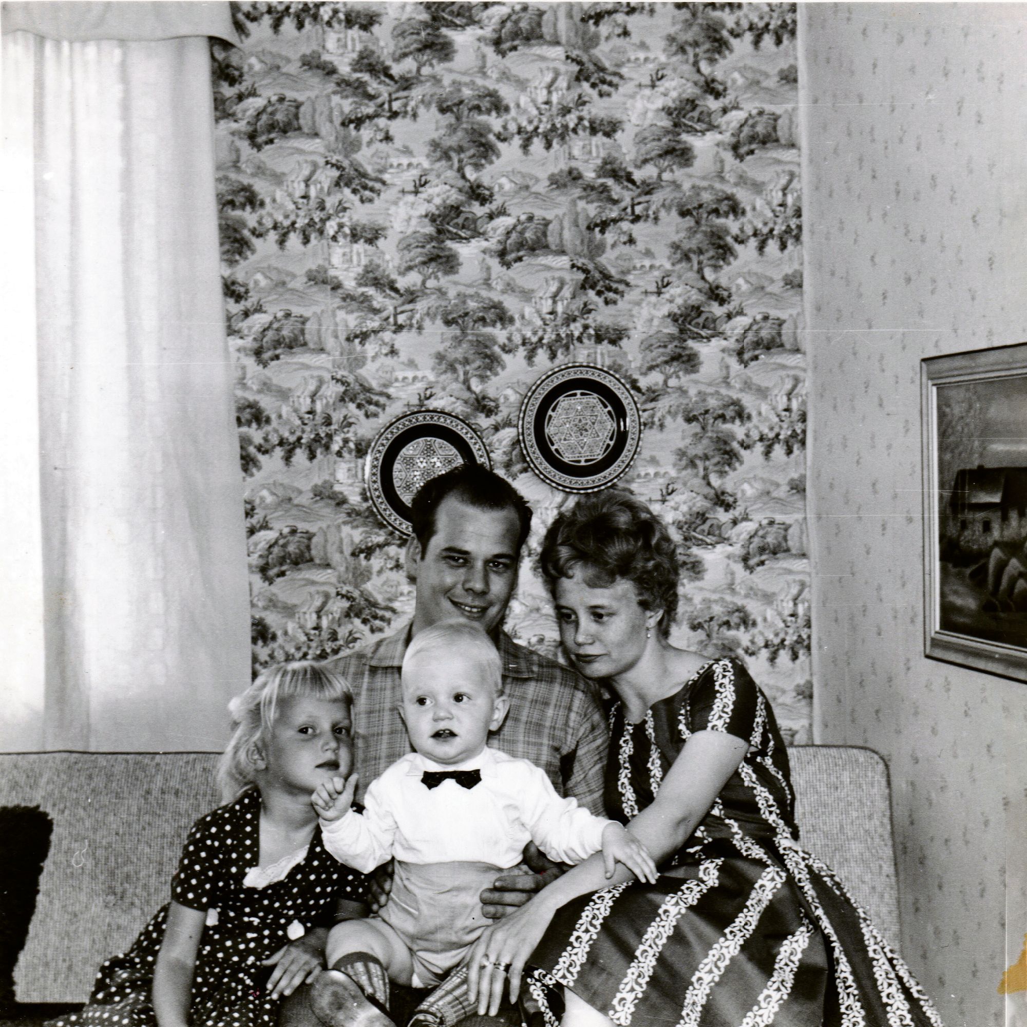 Terjo Markkanen ja Seija Halm rakastuivat Terjon palattua meriltä syksyllä 1958. Kuvassa on Terjo, Seija, heidän yhteinen poika eli Jeren isä sekä tytär Seijan aiemmasta liitosta. © Markkasen kotialbumi